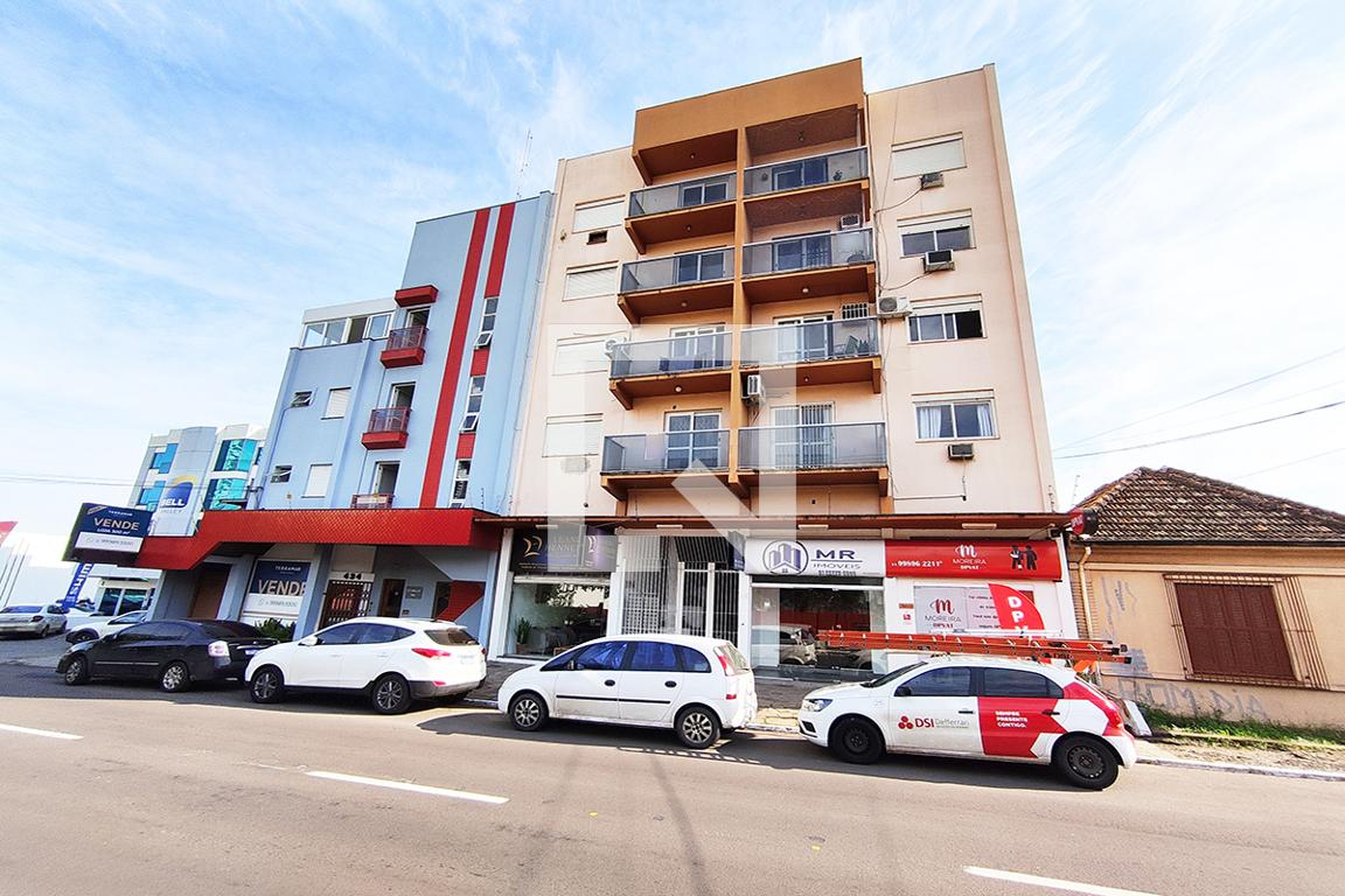 Fachada do Condomínio Edifício Karina