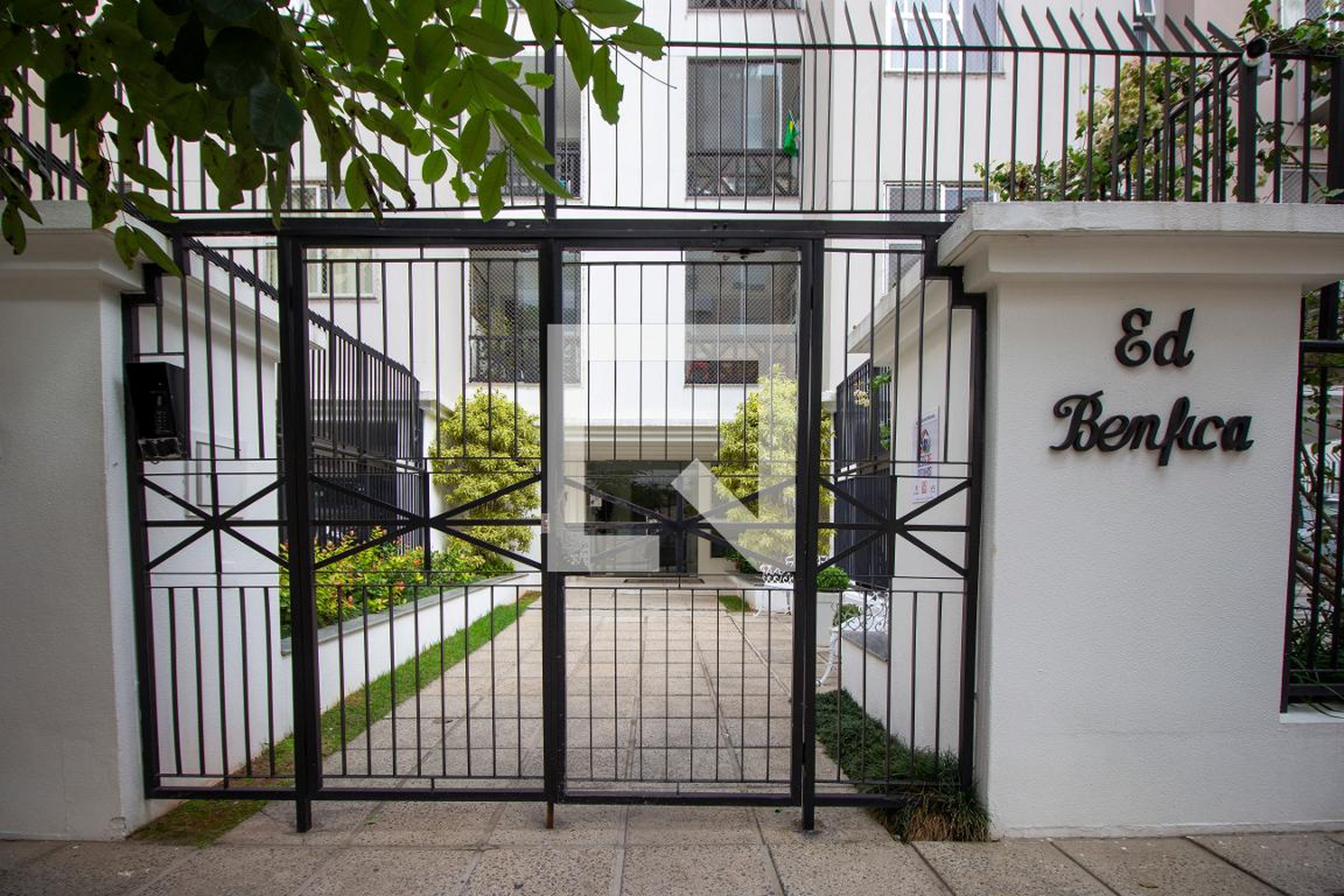 Fachada Condomínio em Rua Jornalista Manoel Menezes, 32