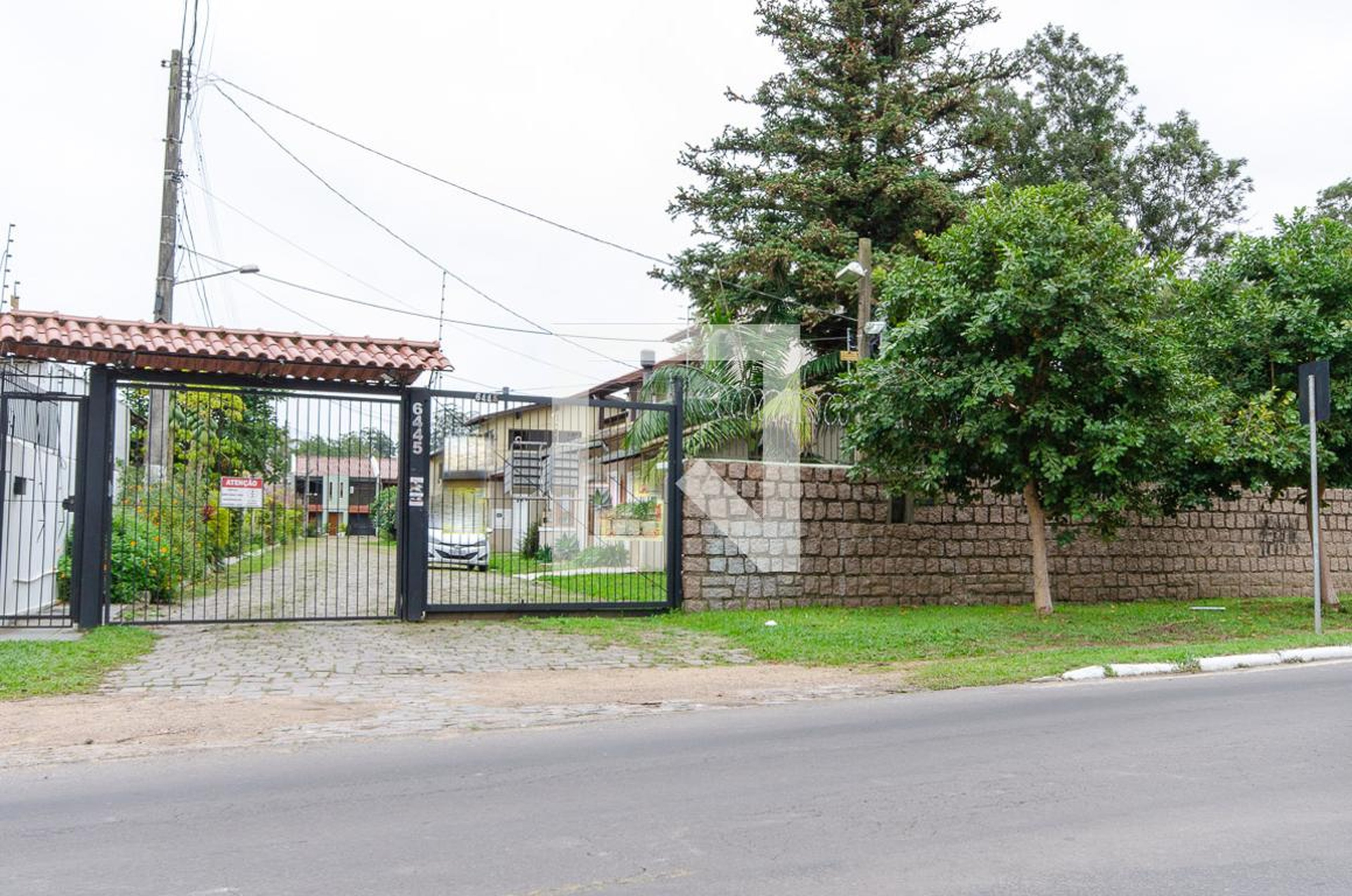 Fachada do Condomínio Condomínio em Avenida da Cavalhada, 6445