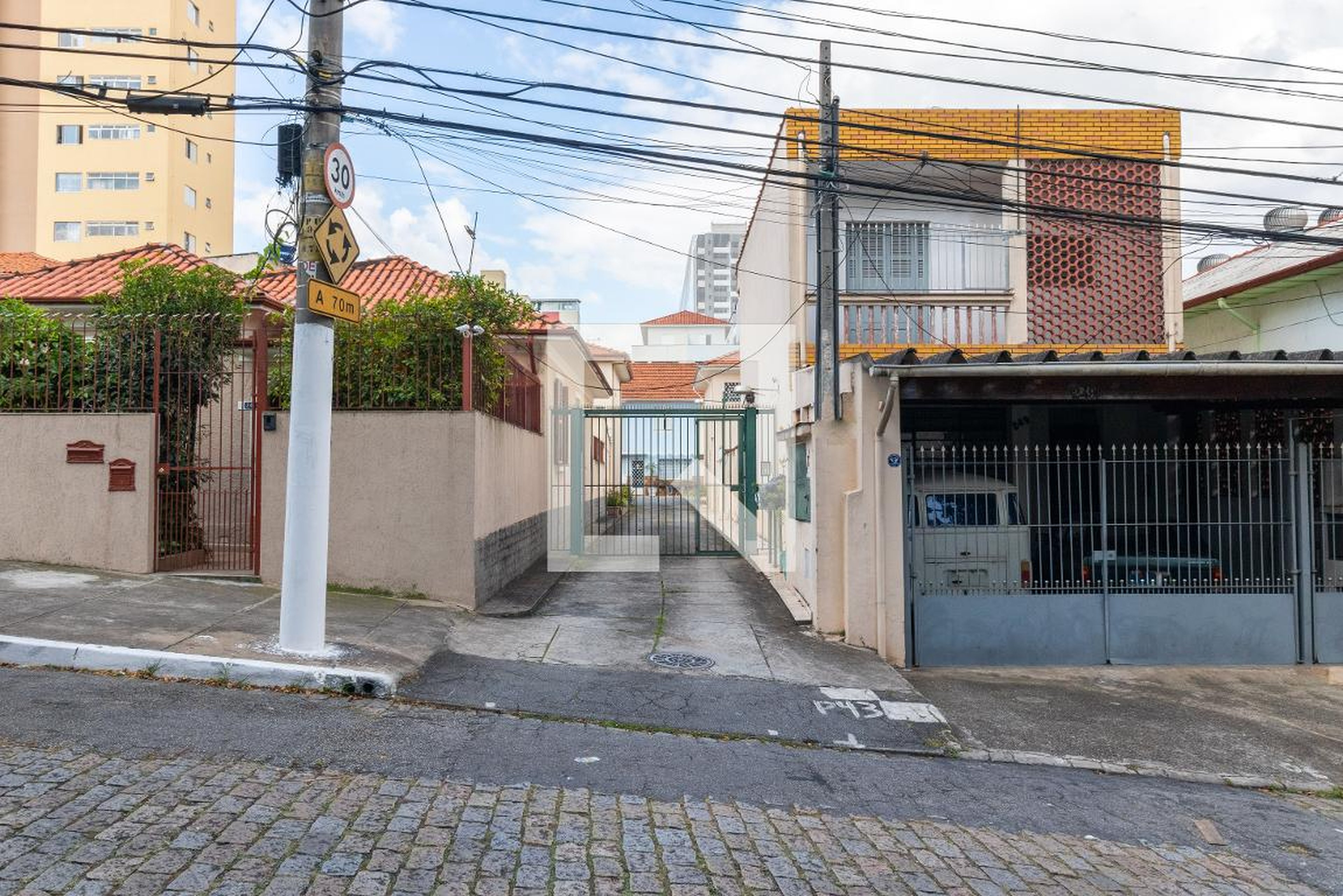 Fachada do Condomínio Condomínio em Rua Itaici, 245