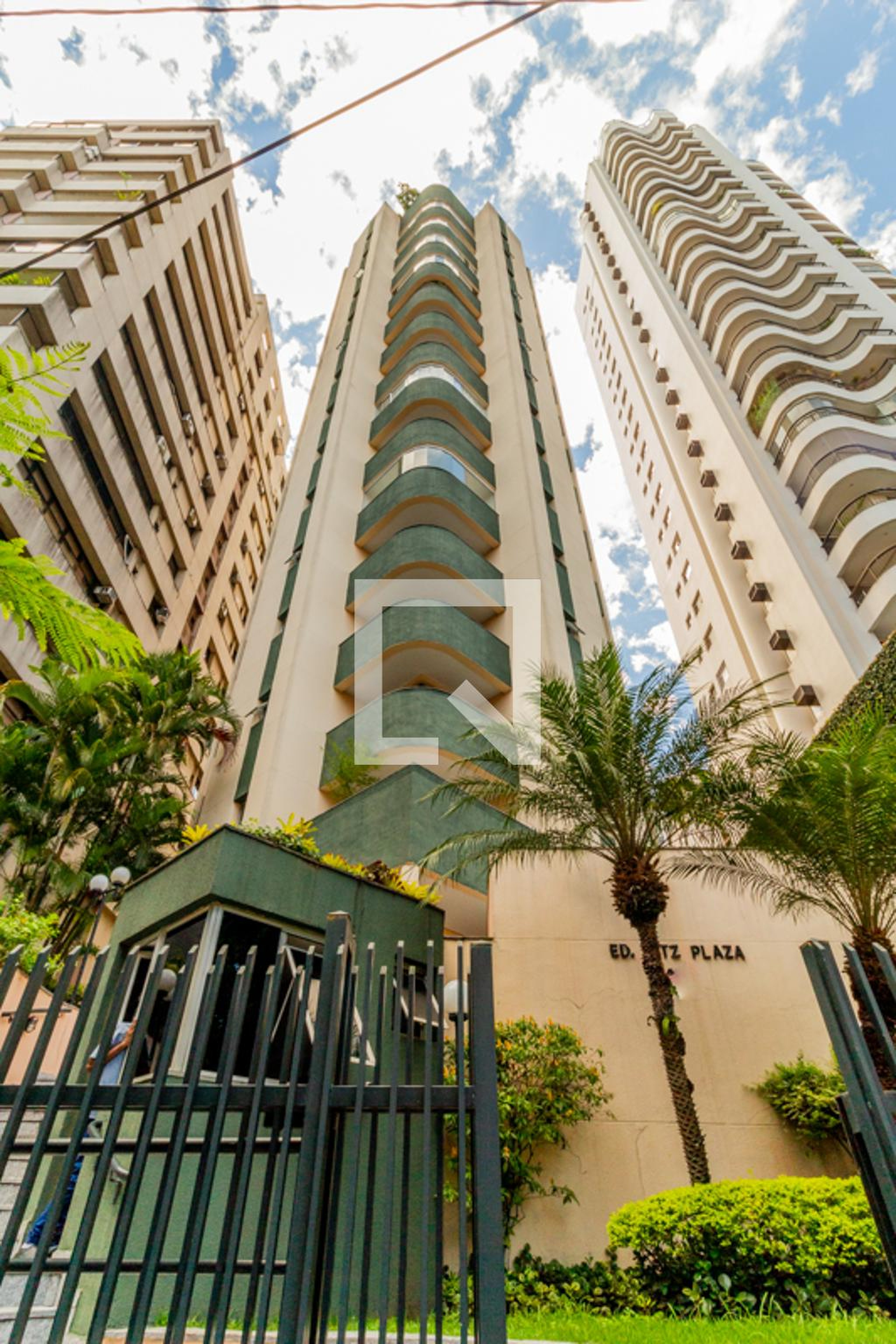 Fachada Condomínio em Rua Tupi, 426