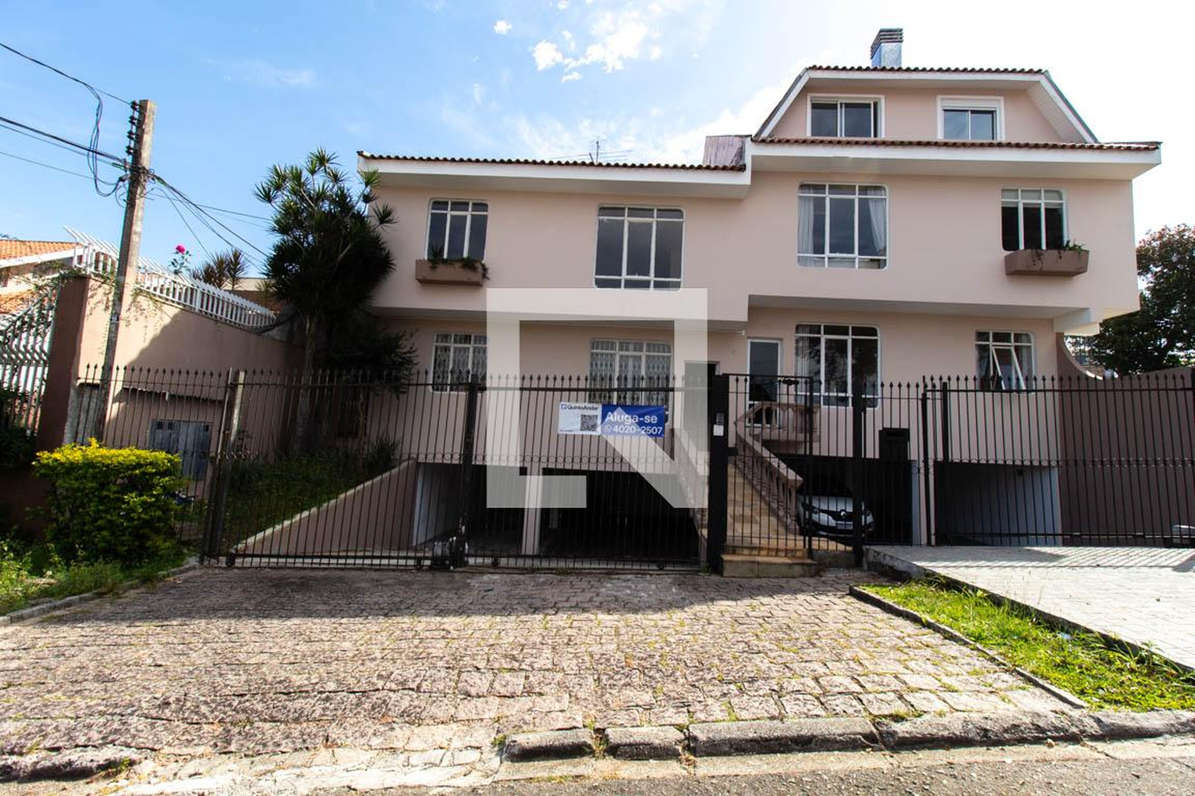 Fachada do Condomínio Condomínio em Rua Hipólito Rodrigues da Rocha, 131