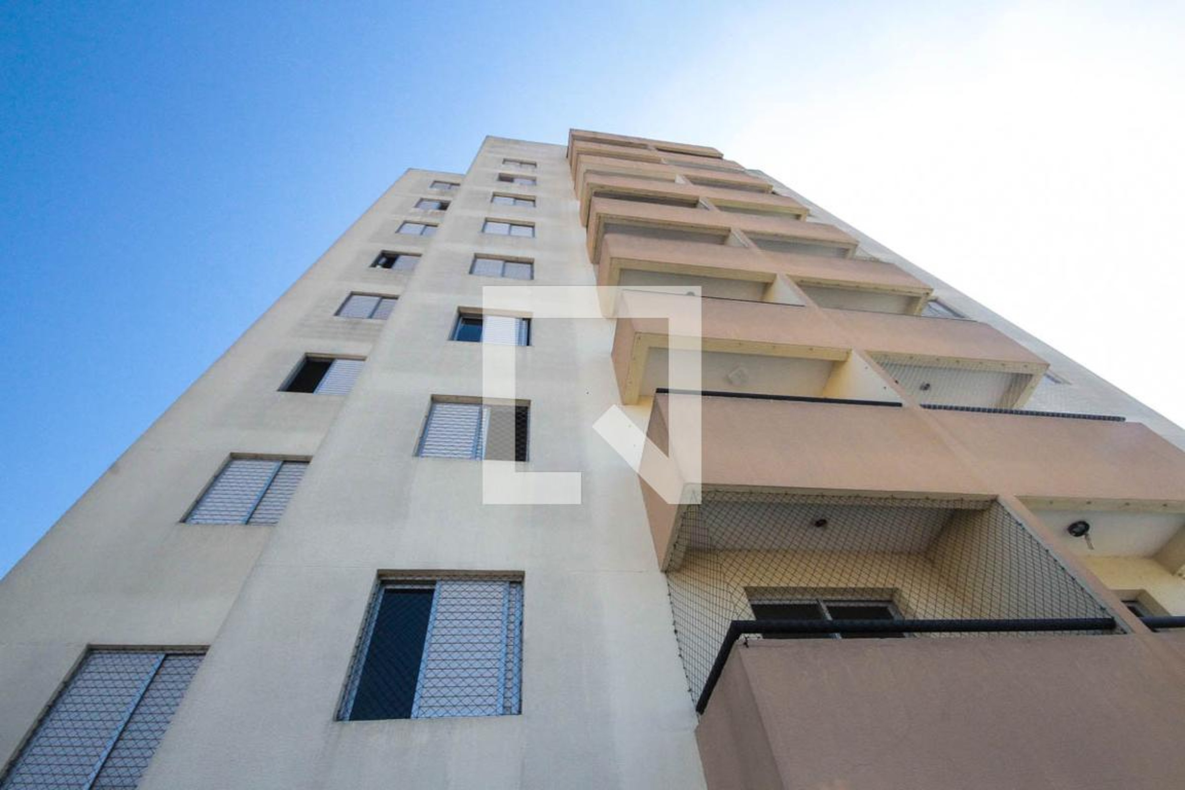 fachada Condomínio em Rua Oliveira Catrambi, 100