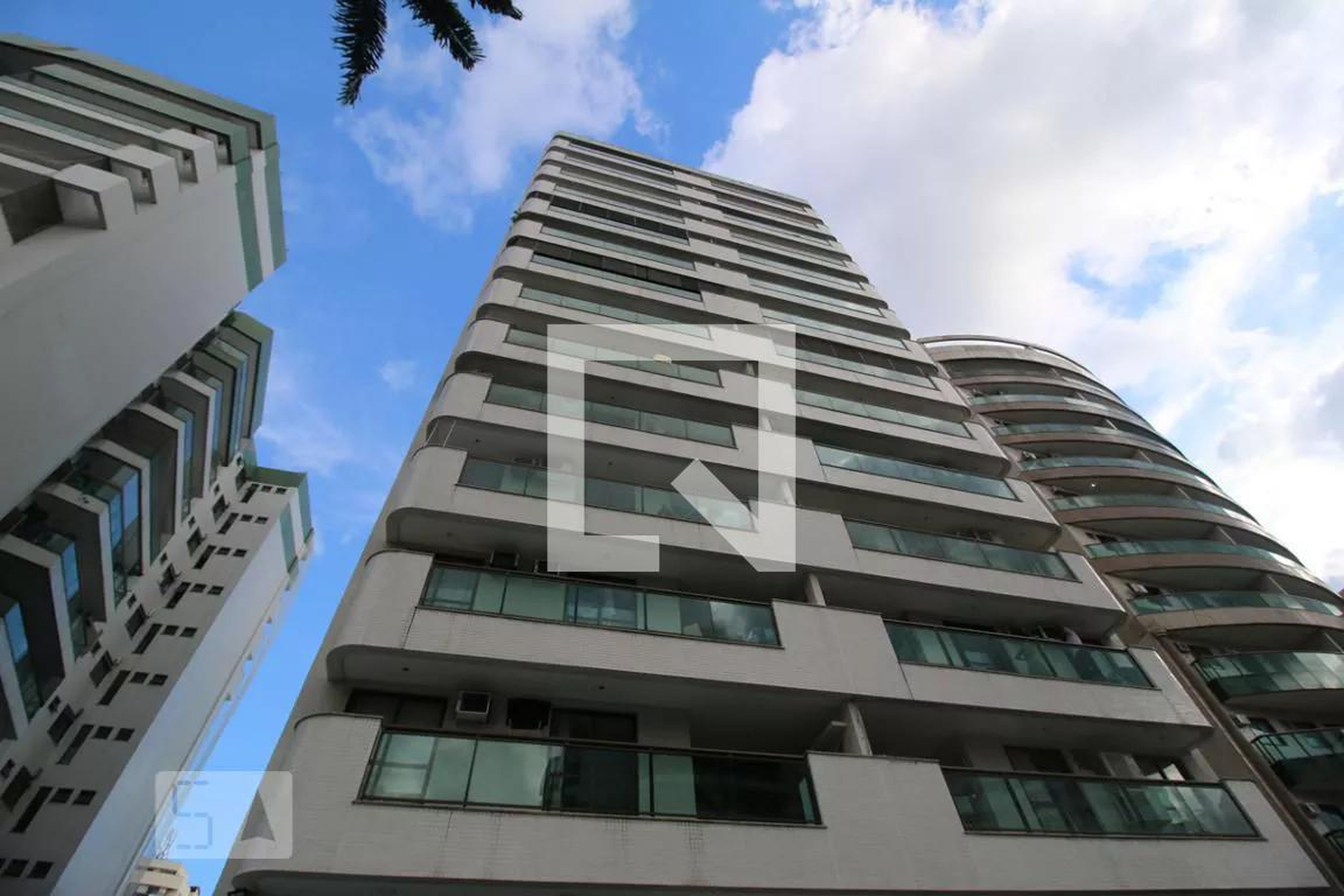 Fachada do Condomínio Condomínio Barra Premier