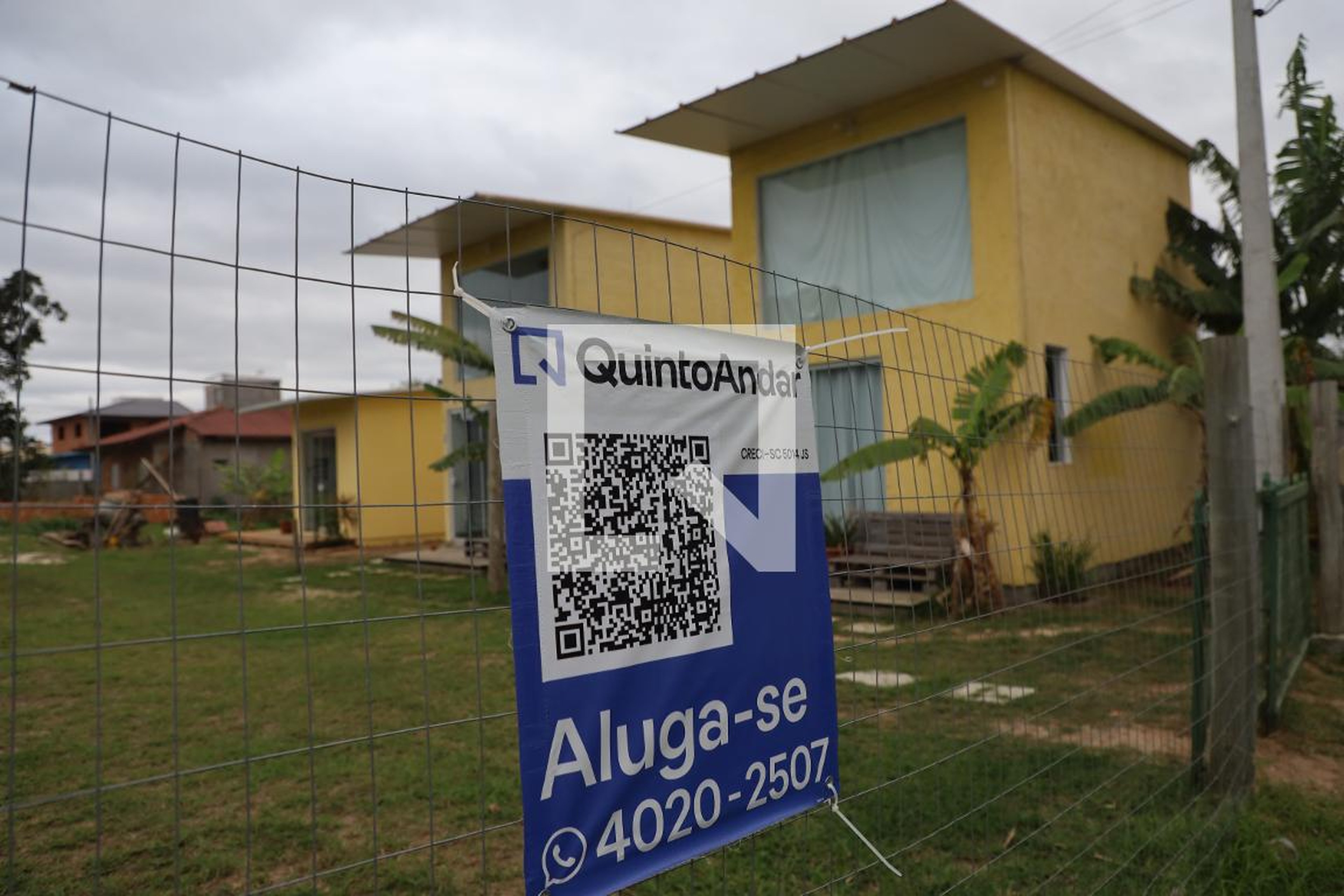 Fachada Condomínio em Rua Doná Alta Lucas, 420