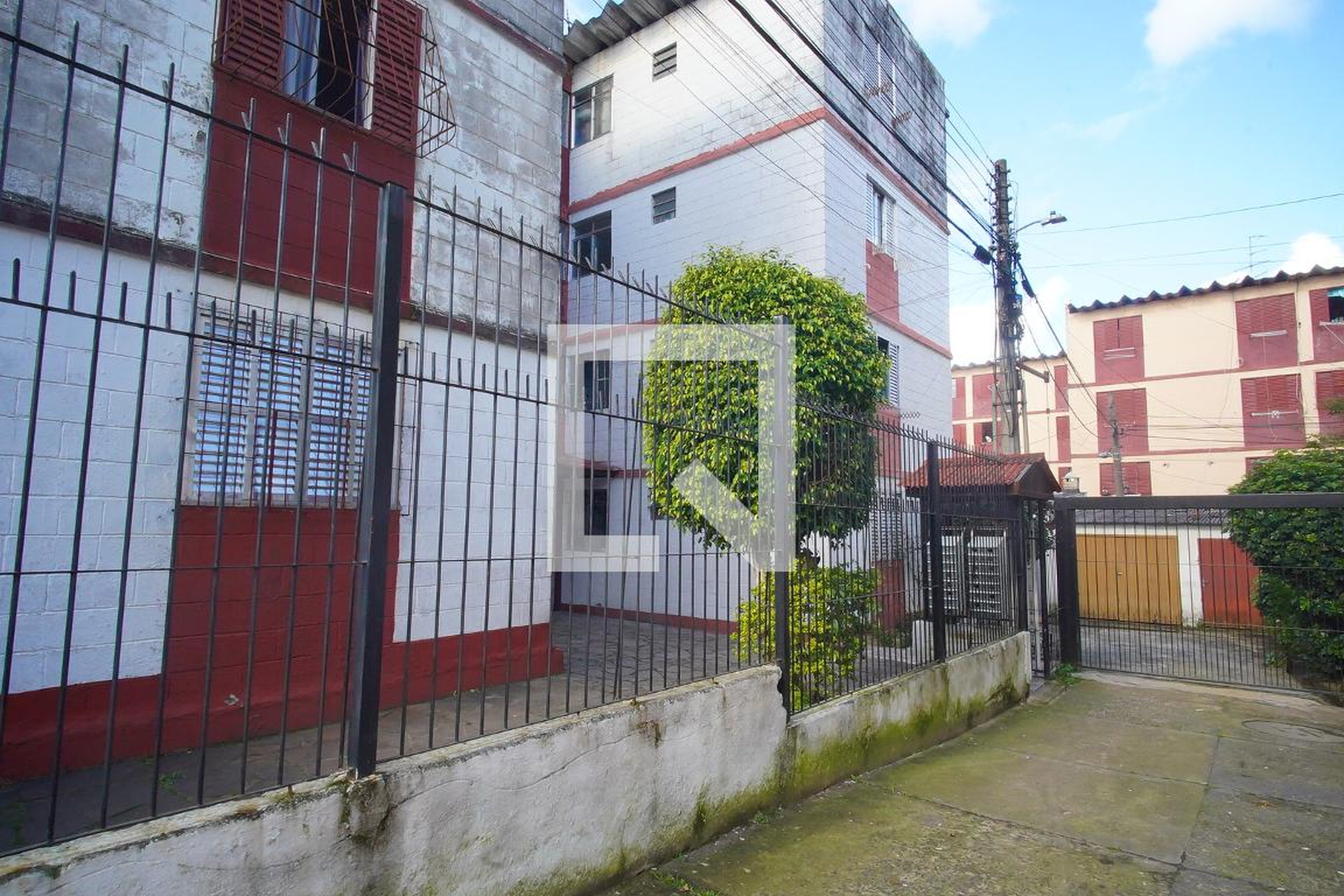 Fachada do Condomínio Condomínio em Estrada Martim Félix Berta, 420