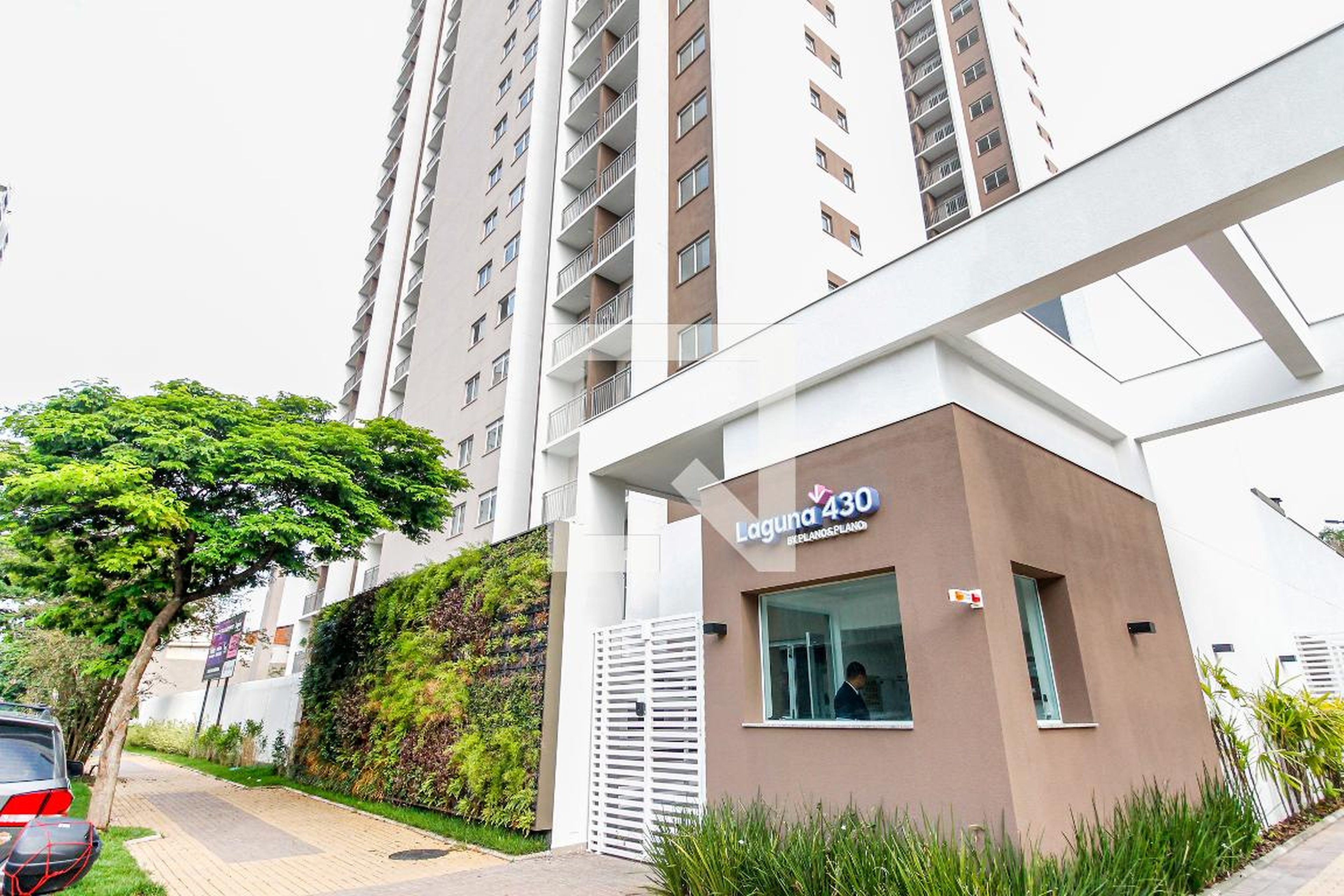 Fachada Condomínio em Rua Luiz Seráphico Júnior, 439