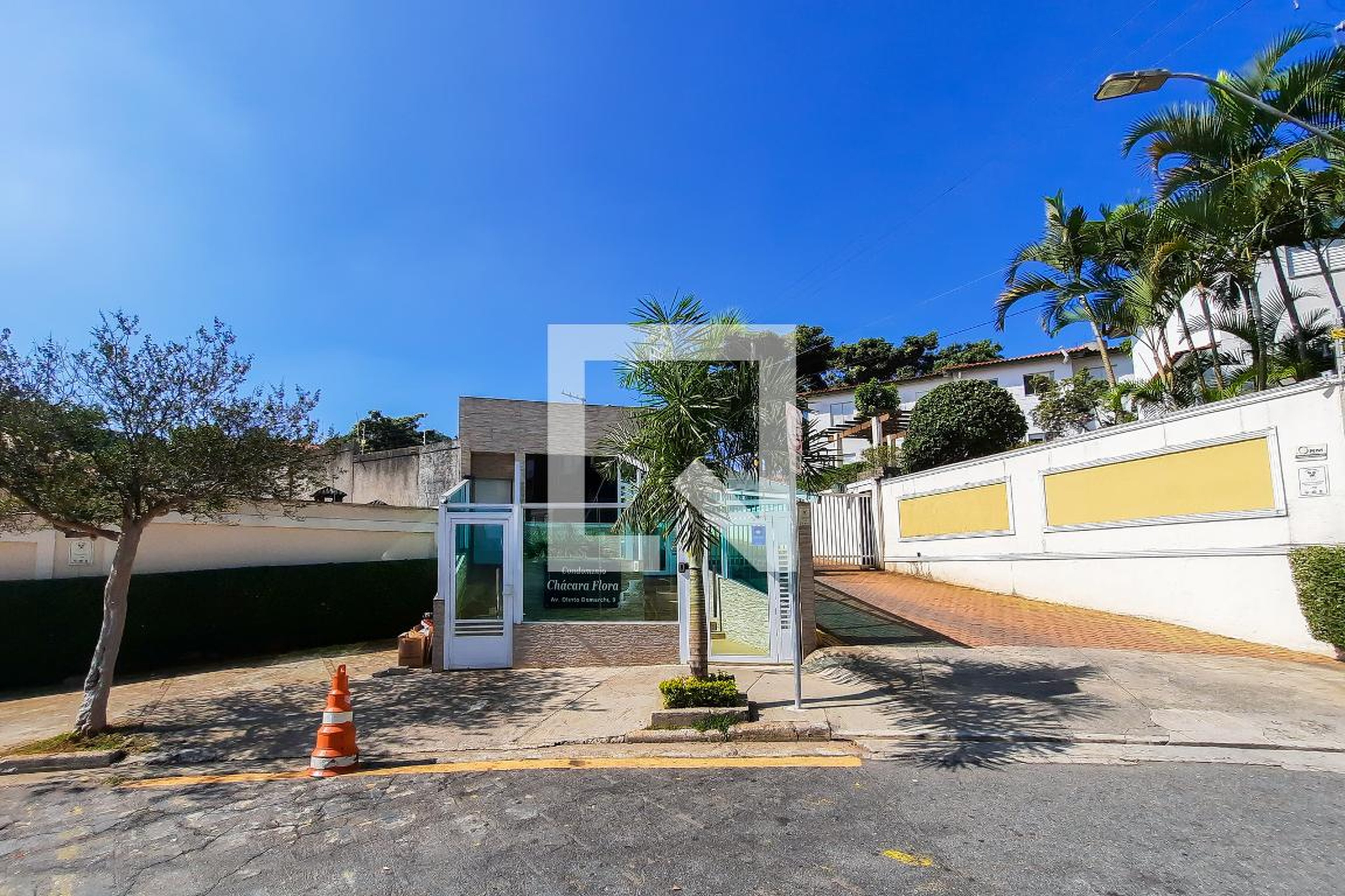 Fachada do Condomínio Condomínio Chácara Flora