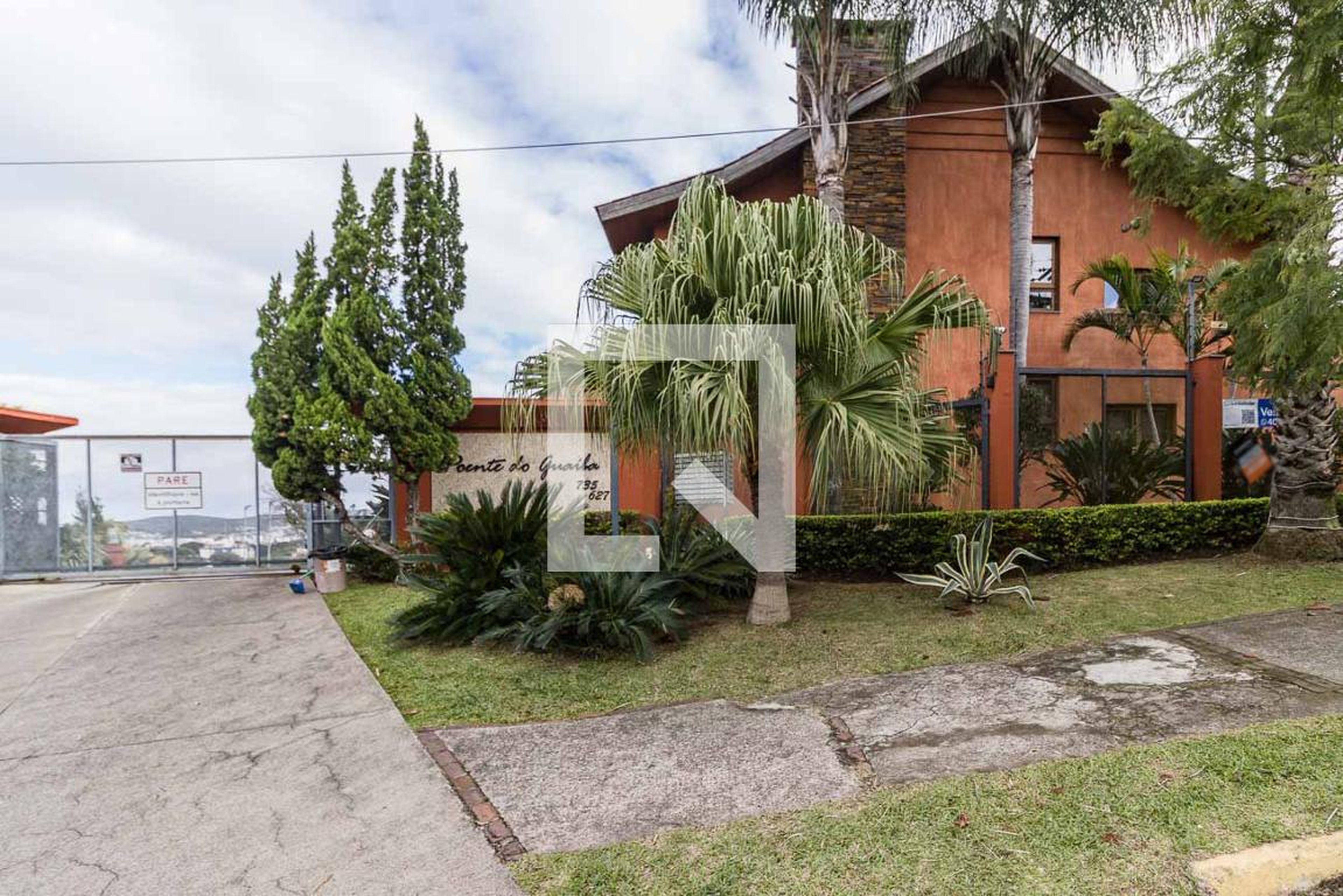 Fachada do Condomínio Condomínio Horizontal Poente do Guaiba