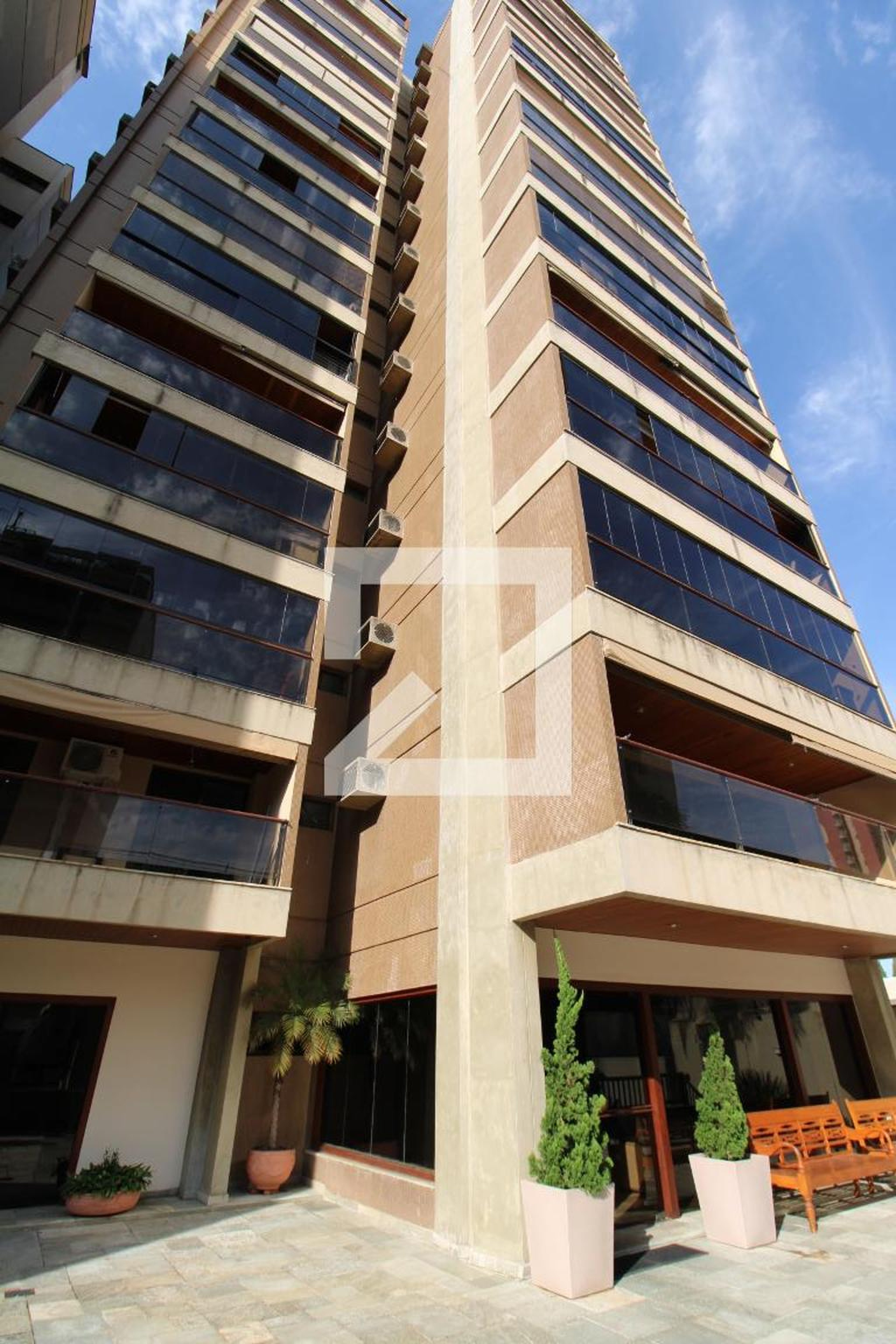 Fachada do Prédio Condomínio em Rua Coronel Quirino, 736