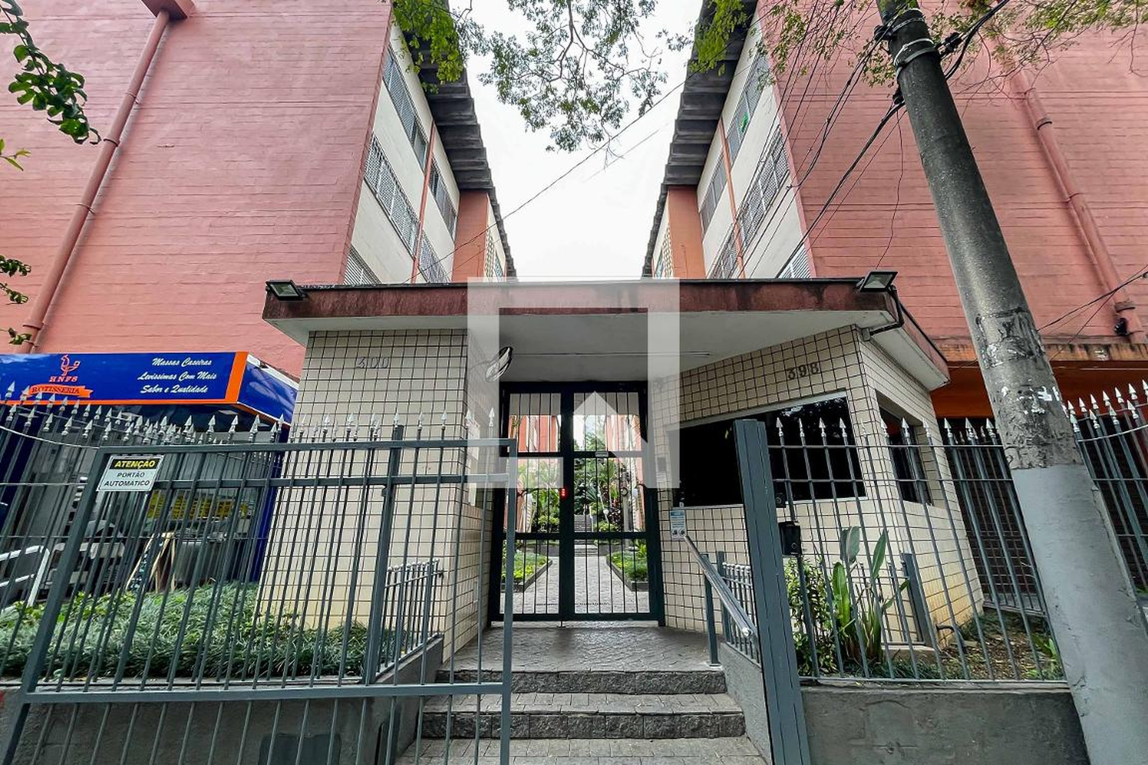 Fachada Condomínio em Rua Roque de Morais, 498