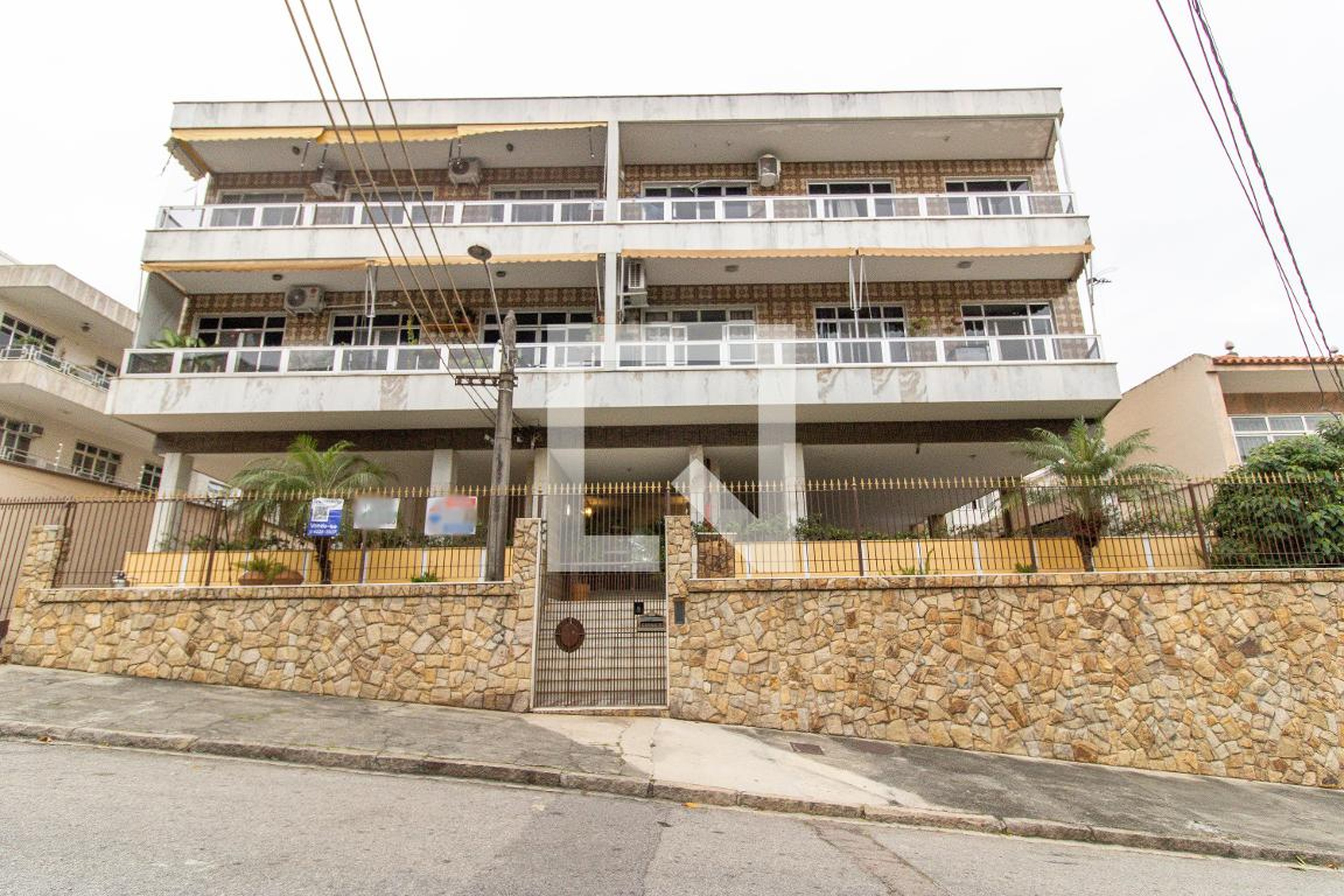 Fachada Condomínio em Rua Ailton Vasconcelos, 130