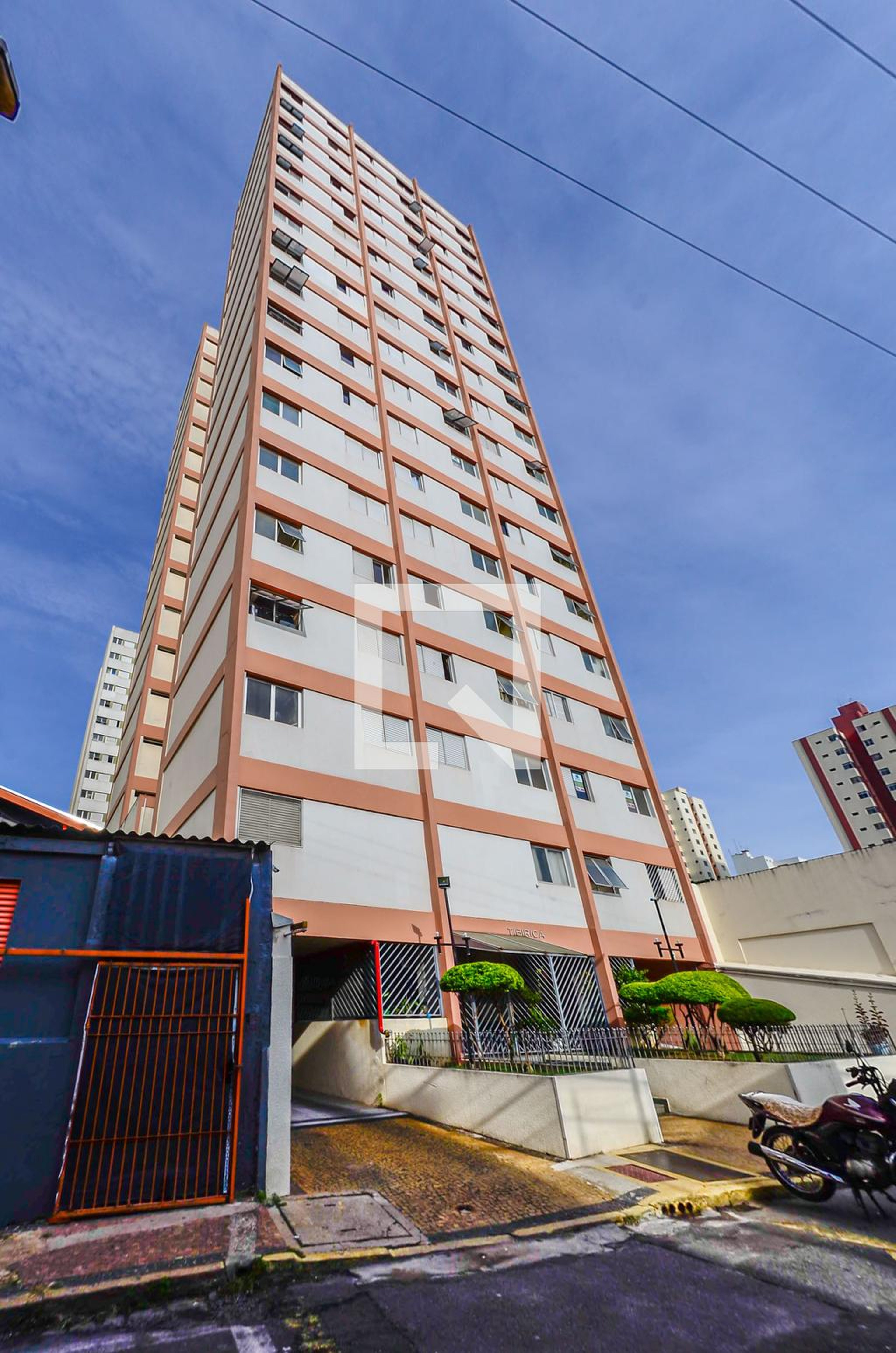 Fachada Condomínio em Rua Falcão Filho, 104