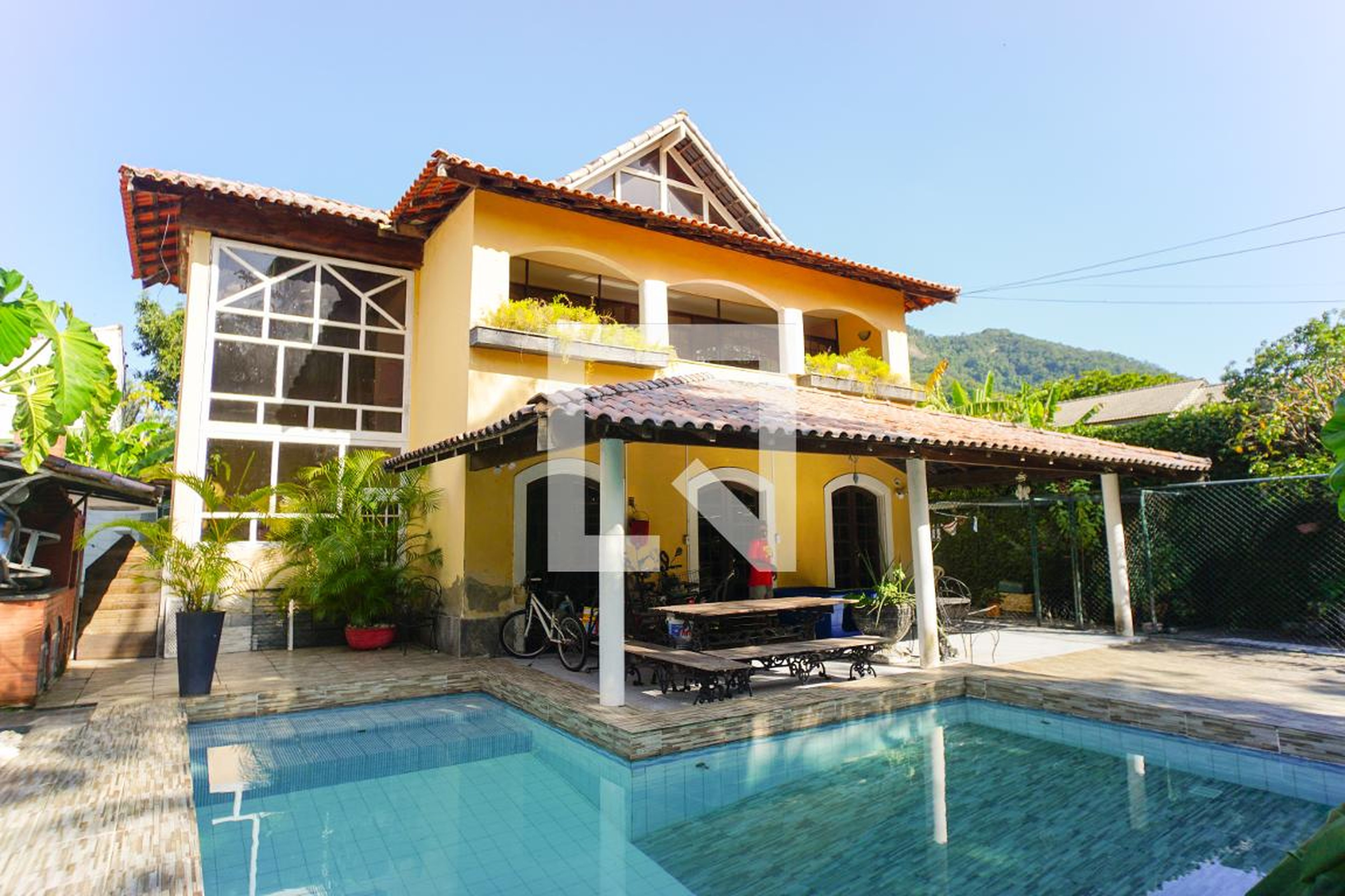 Fachada Condomínio em Rua Eduardo Collier Filho, 461