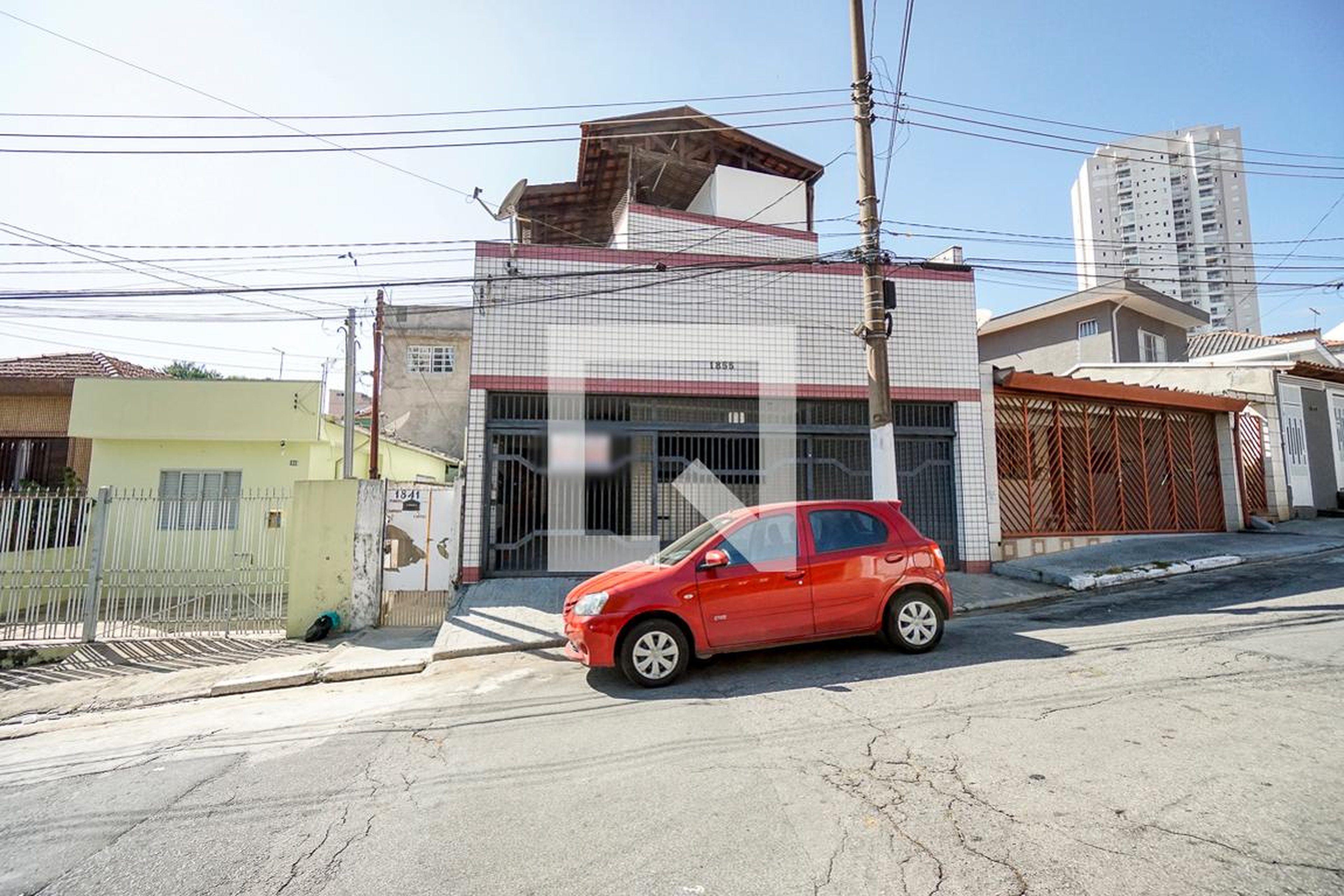 Fachada Condomínio em Rua Jaboticabal, 1855