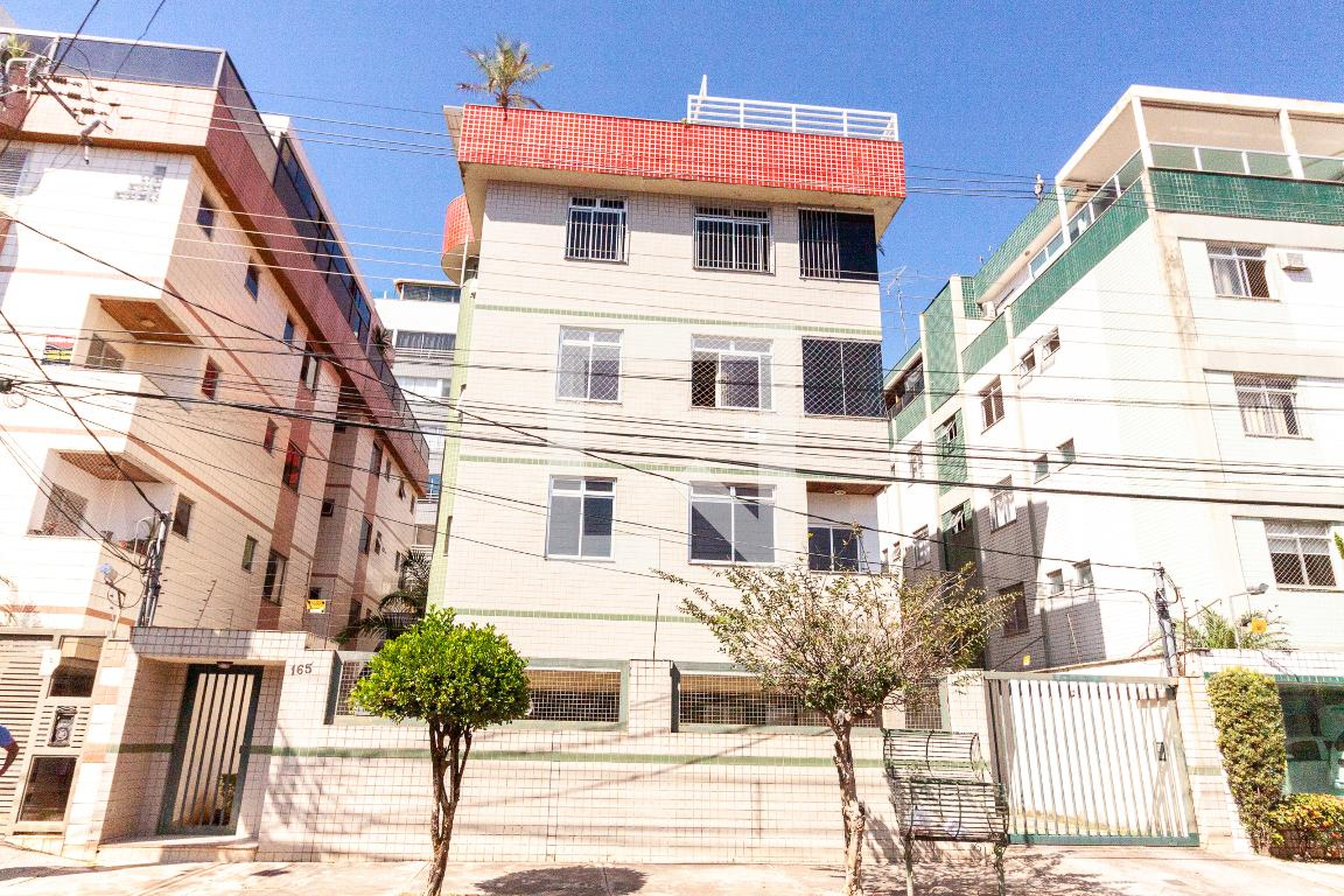 Fachada do Prédio Condomínio em Rua Castelo de Guimarães, 165