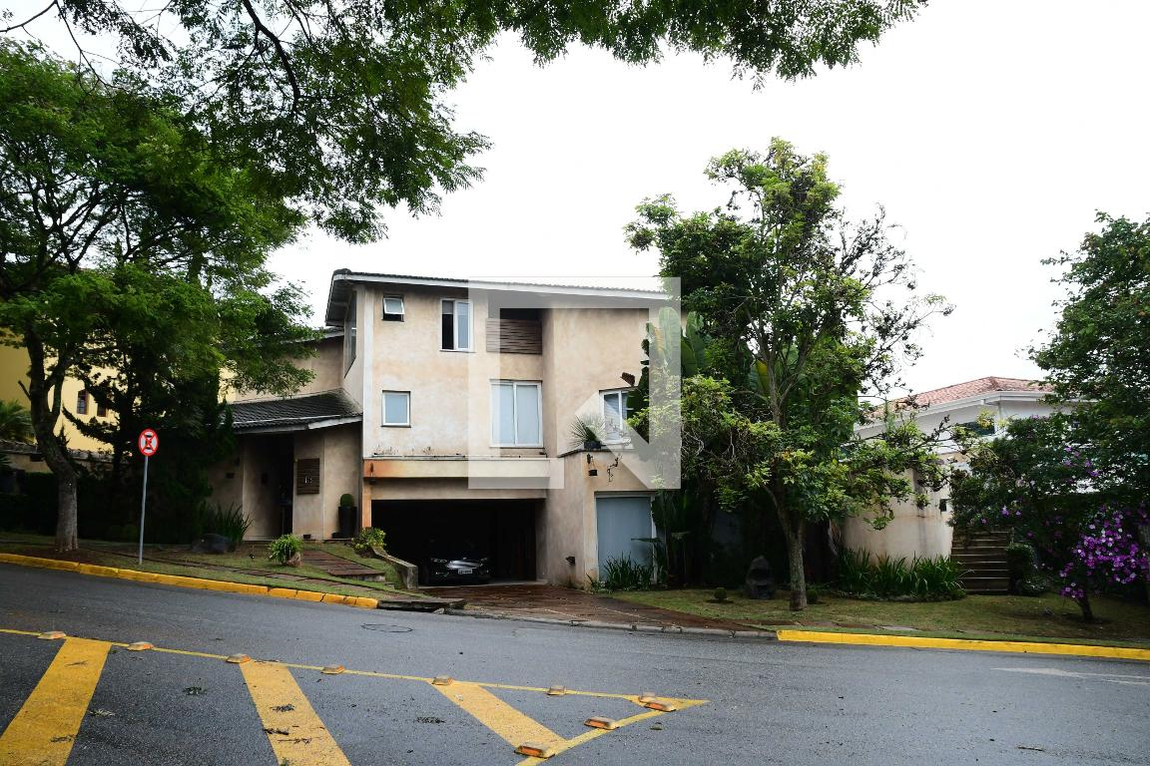 Fachada Condomínio em Rua Alvarenga Peixoto, 15