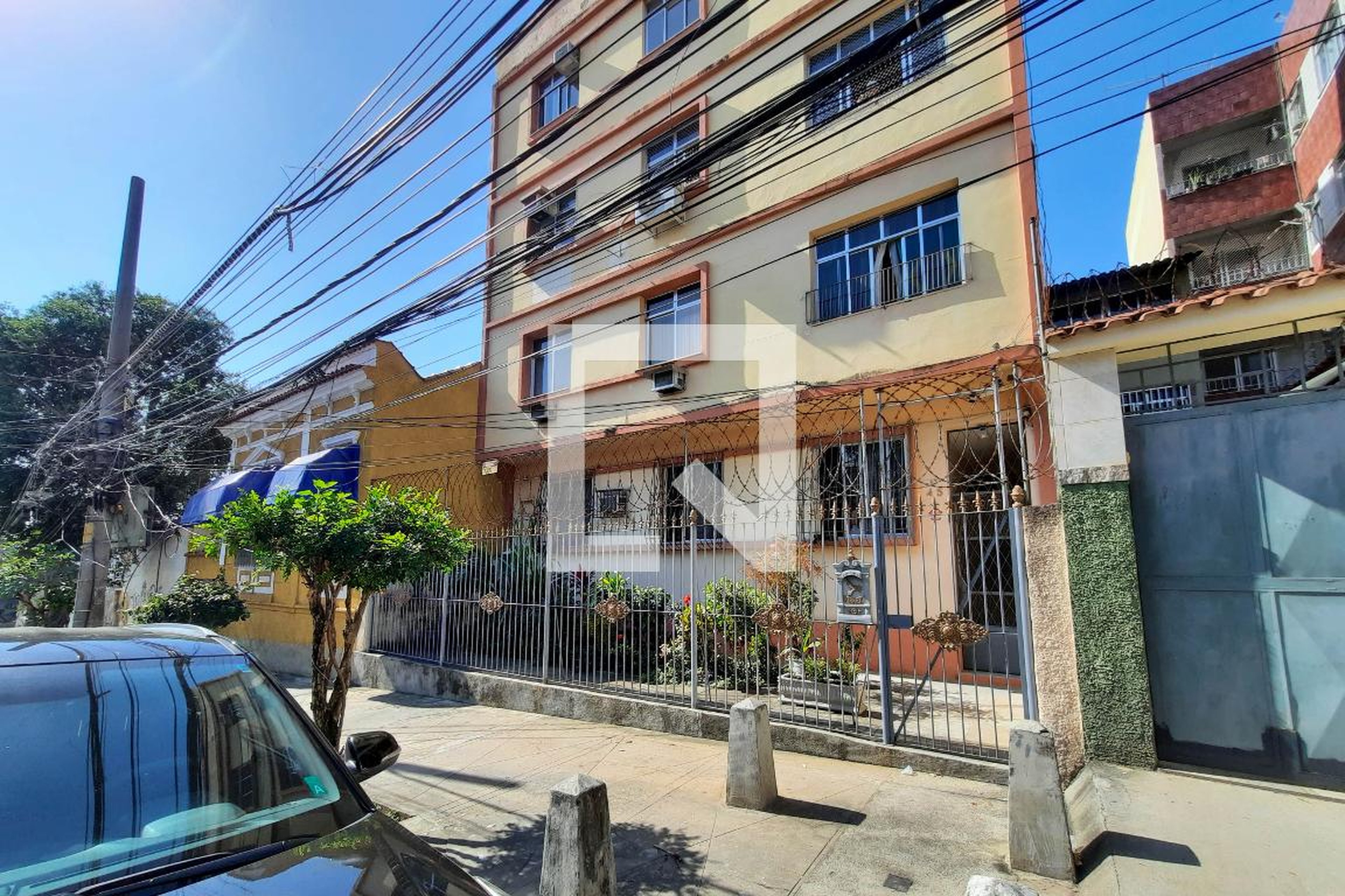 Fachada Condomínio em Rua Henrique Dias, 45