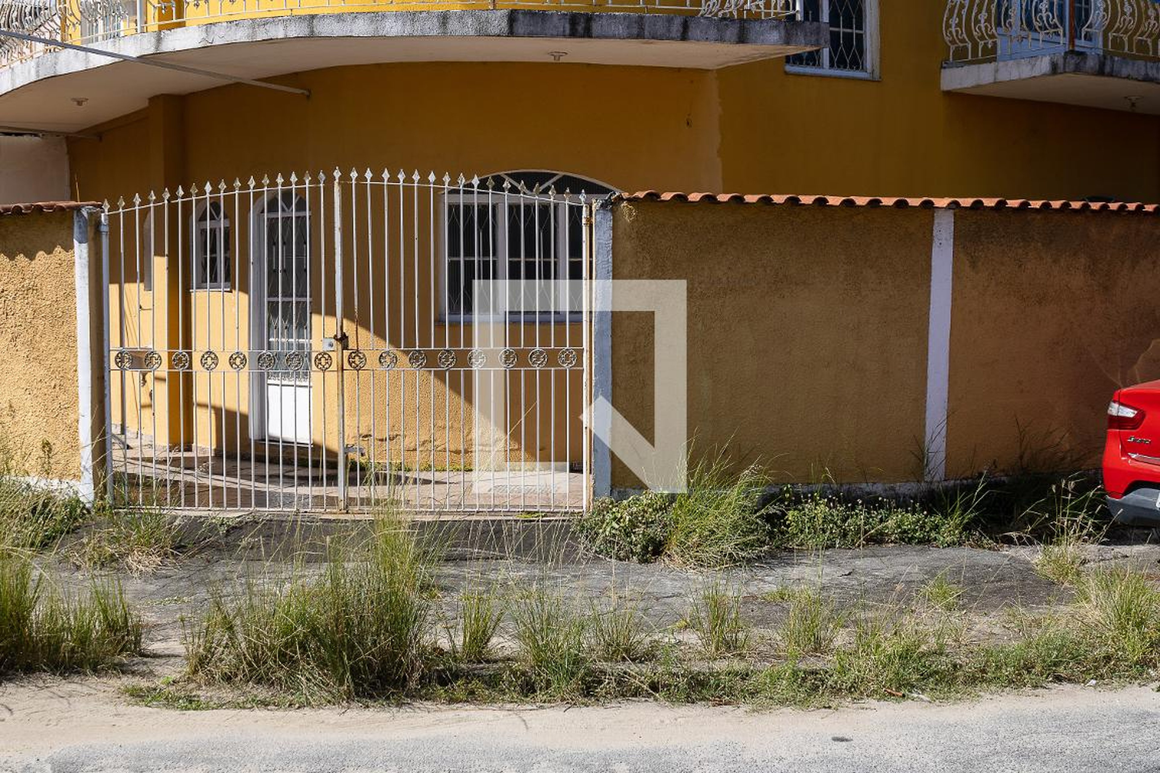 Fachada Condomínio em Rua Luziânia, 325