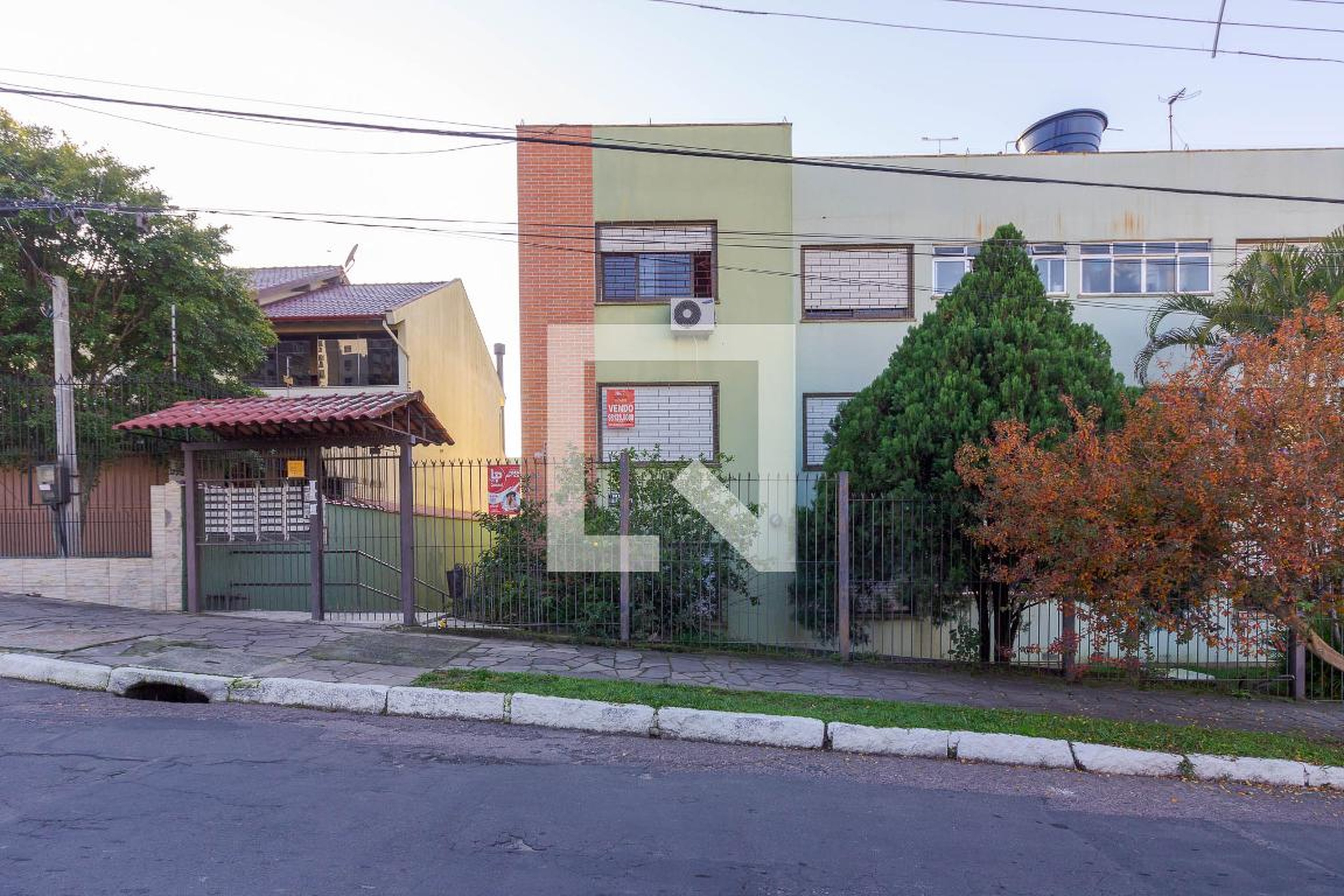 Fachada Condomínio em Rua Hugo Livi, 20