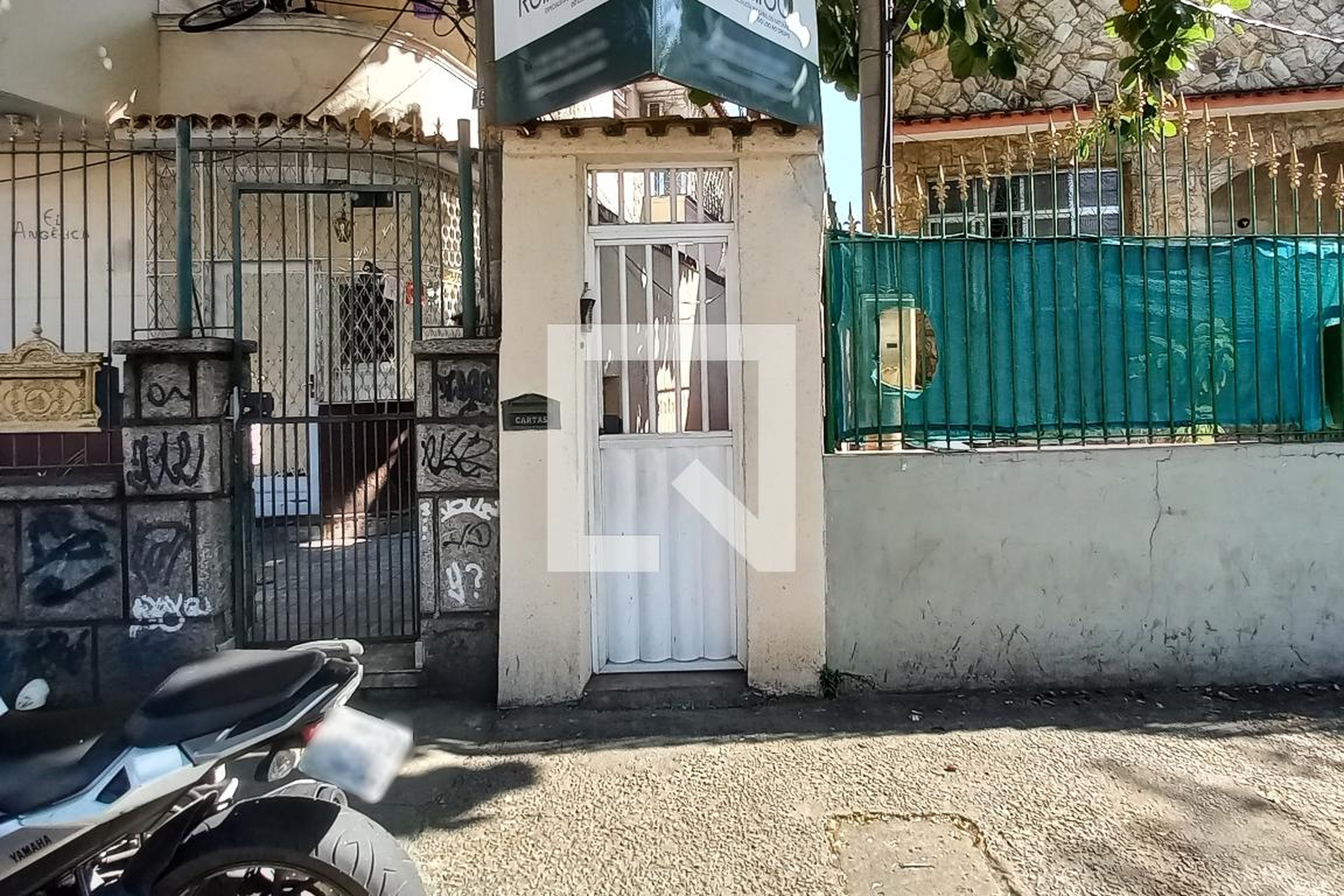 Fachada Condomínio em Rua Angélica Mota, 138