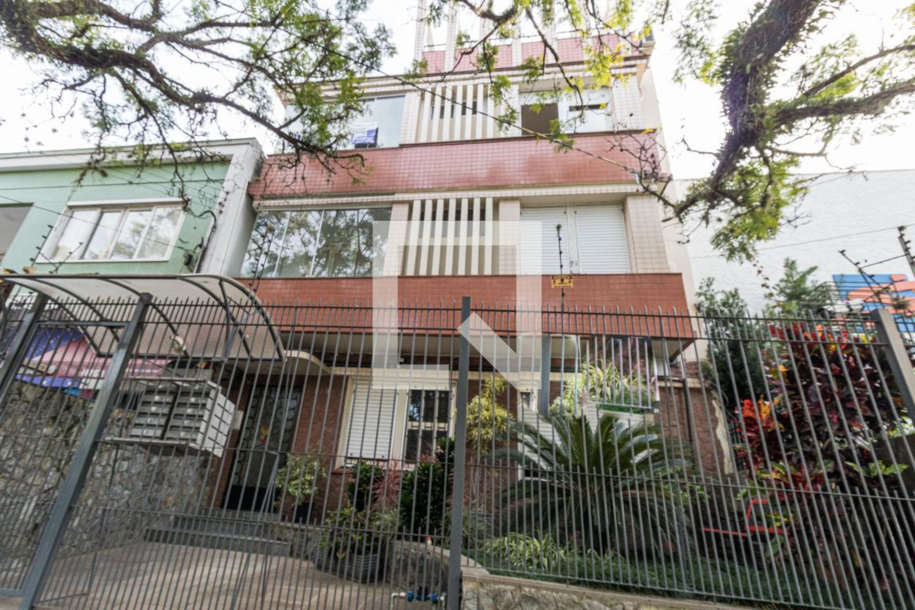 Fachada do Prédio Condomínio em Rua Miguel Tostes, 839