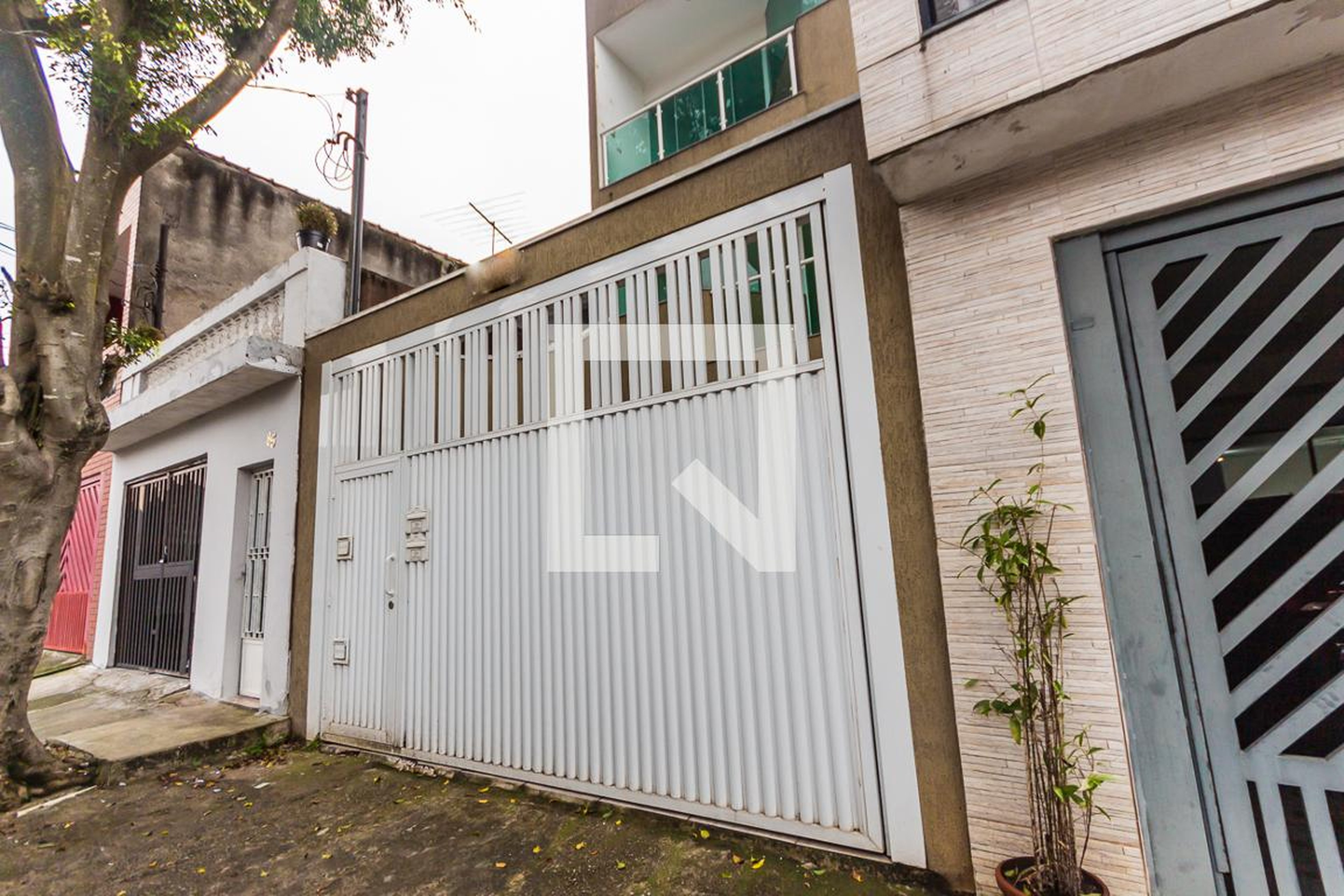 Fachada Condomínio em Rua Vicente Leporace, 91