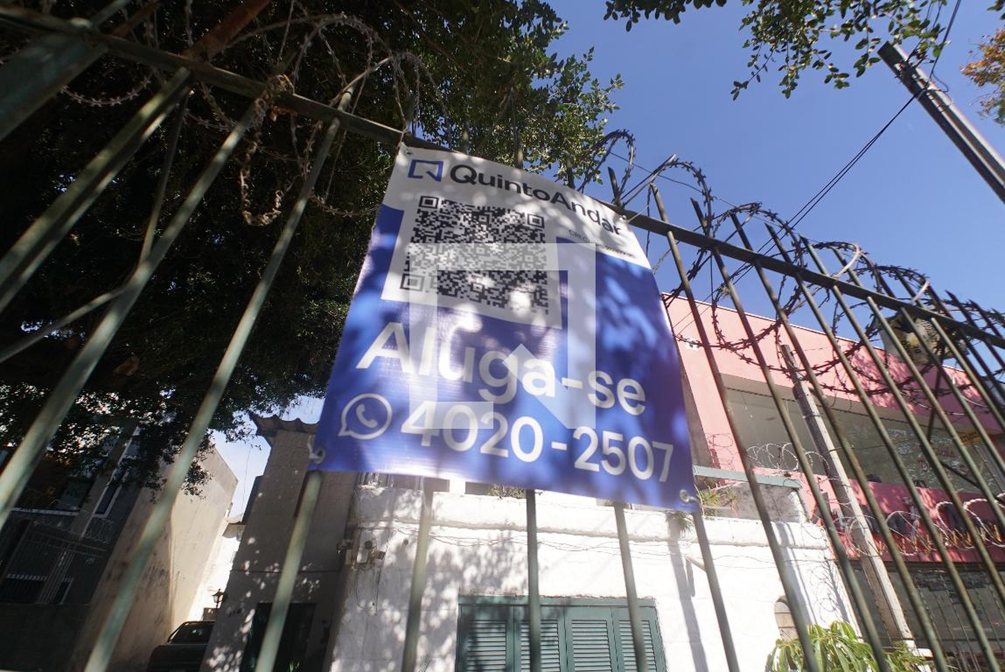 Fachada Condomínio em Rua Estevão Cruz, 119