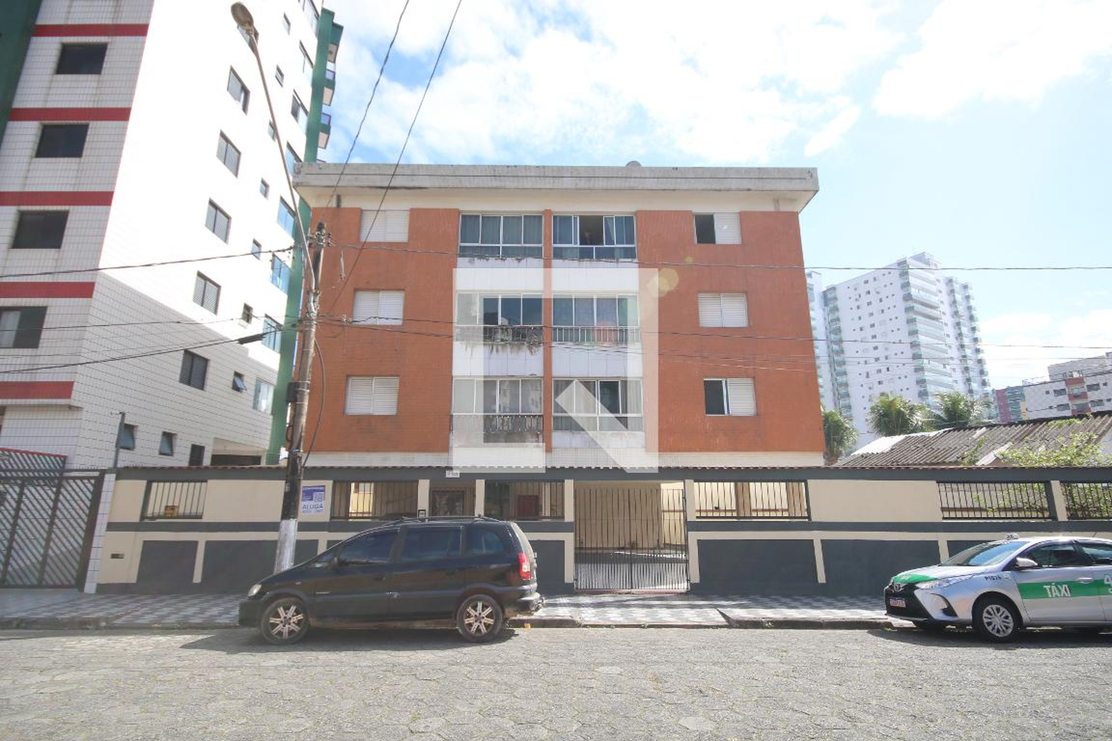 Fachada Condomínio em Rua Cantora Carmem Miranda, 498