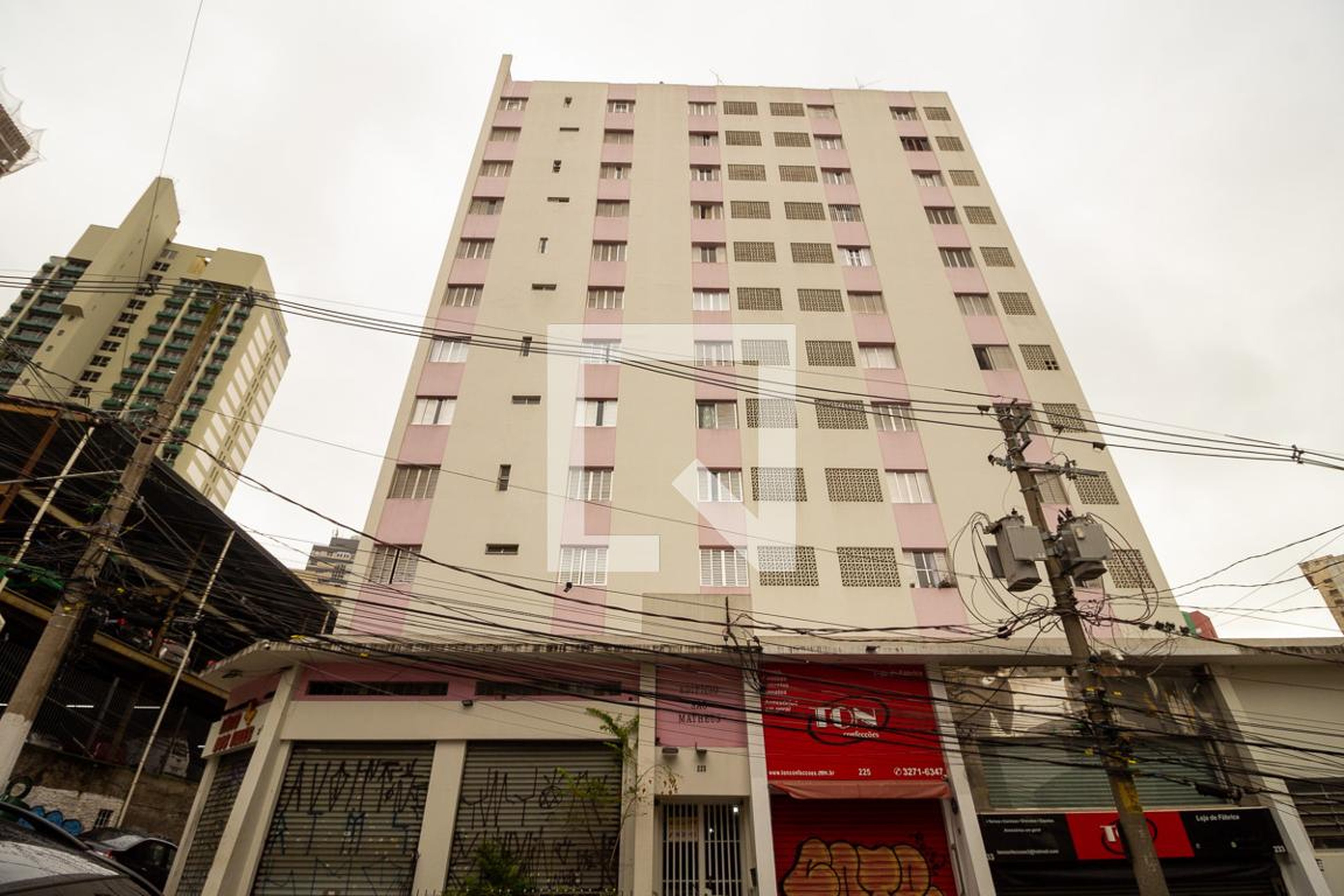 Fachada Condomínio em Rua Conde de Sarzedas, 215