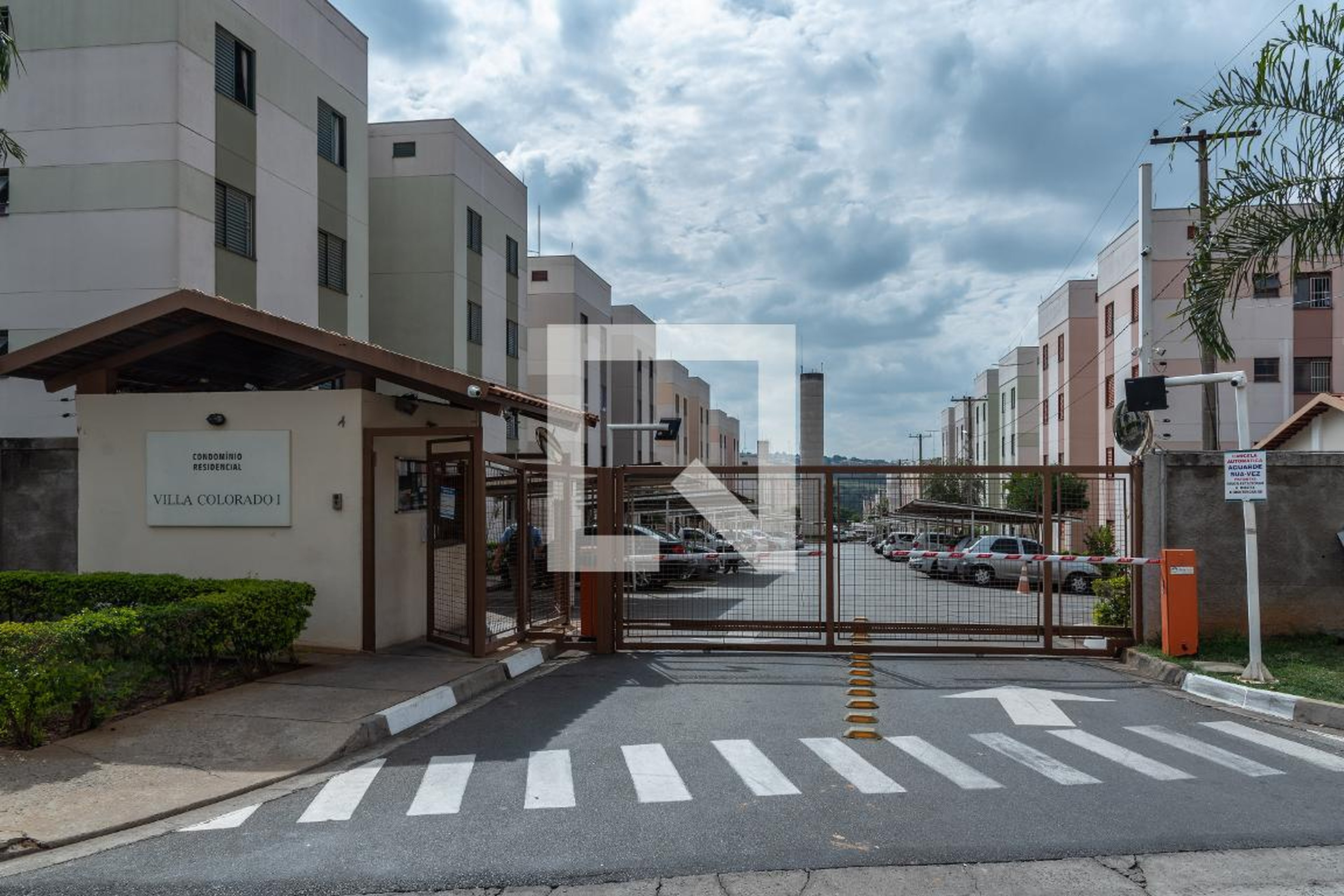 Fachada do Condomínio Condomínio Villa Colorado I