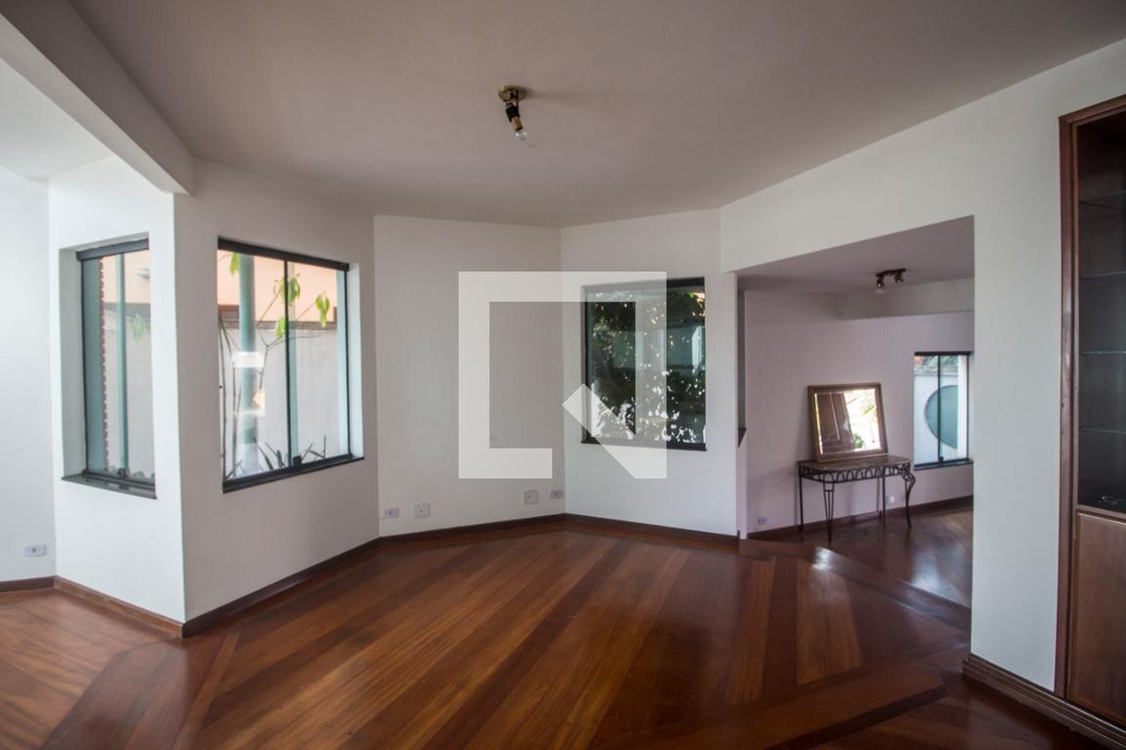 Hall de Entrada Condomínio em Alameda Platina, 67