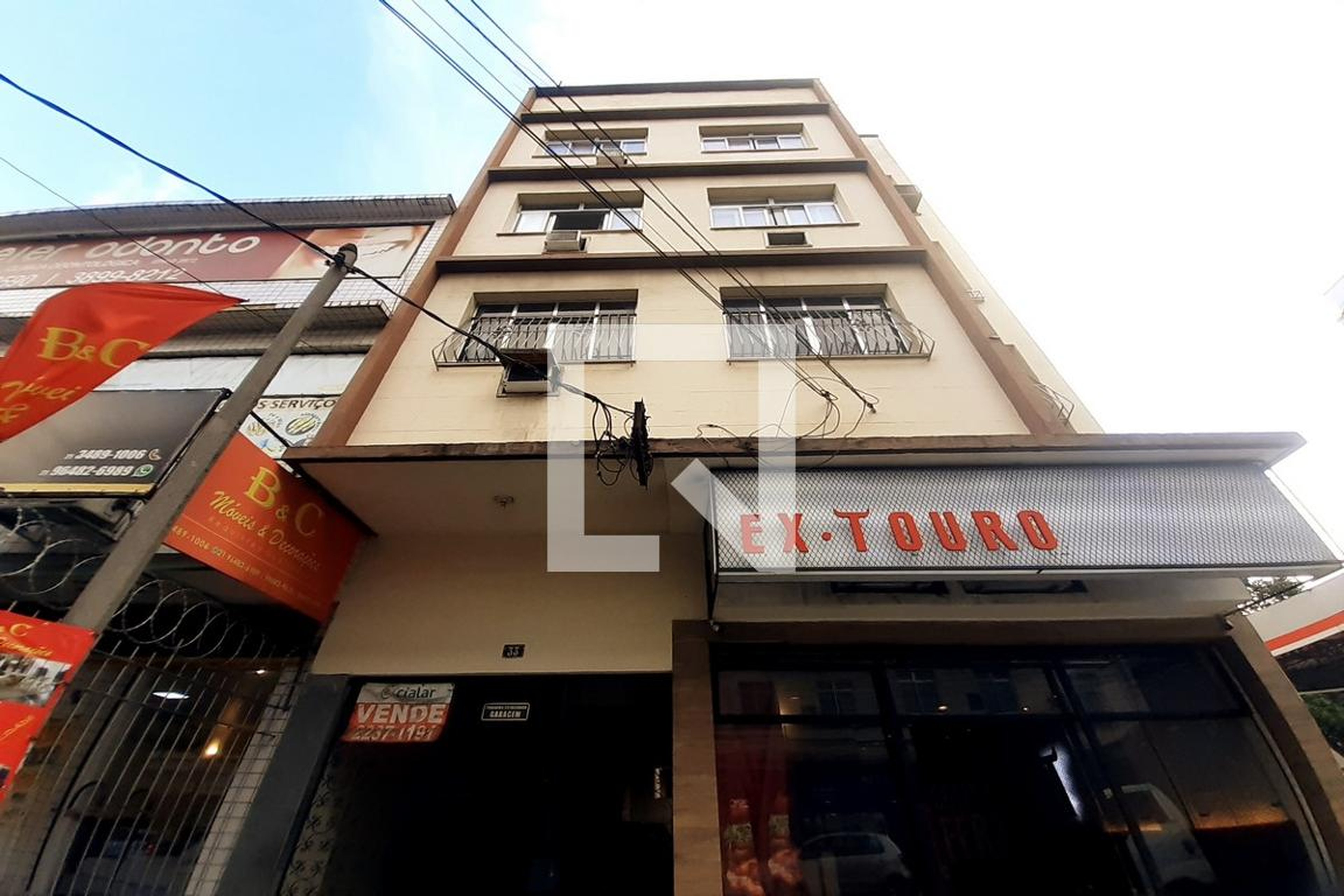 Fachada Condomínio em Rua Ana Barbosa, 33