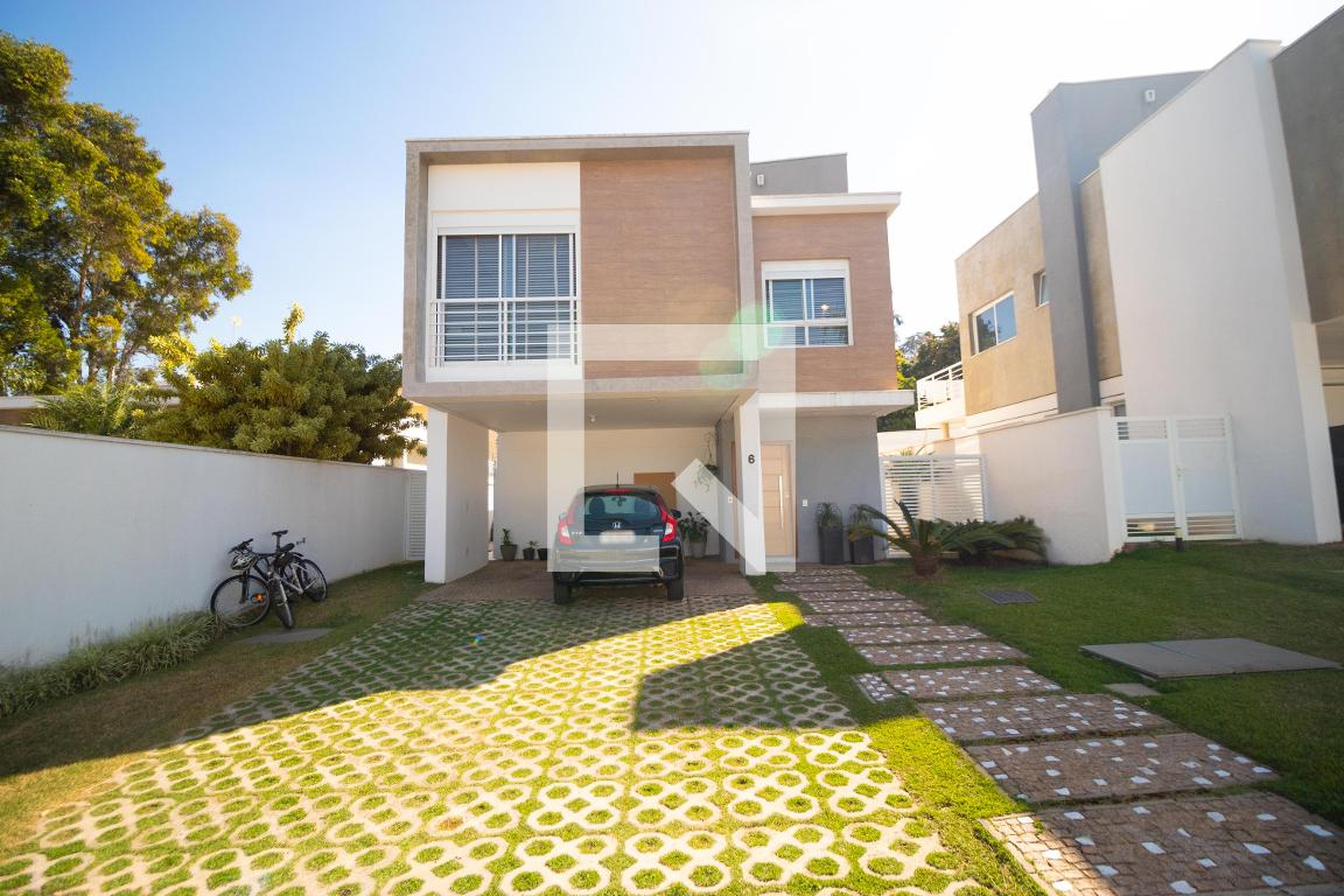 Fachada Condomínio em Rua Latino Coelho, 261