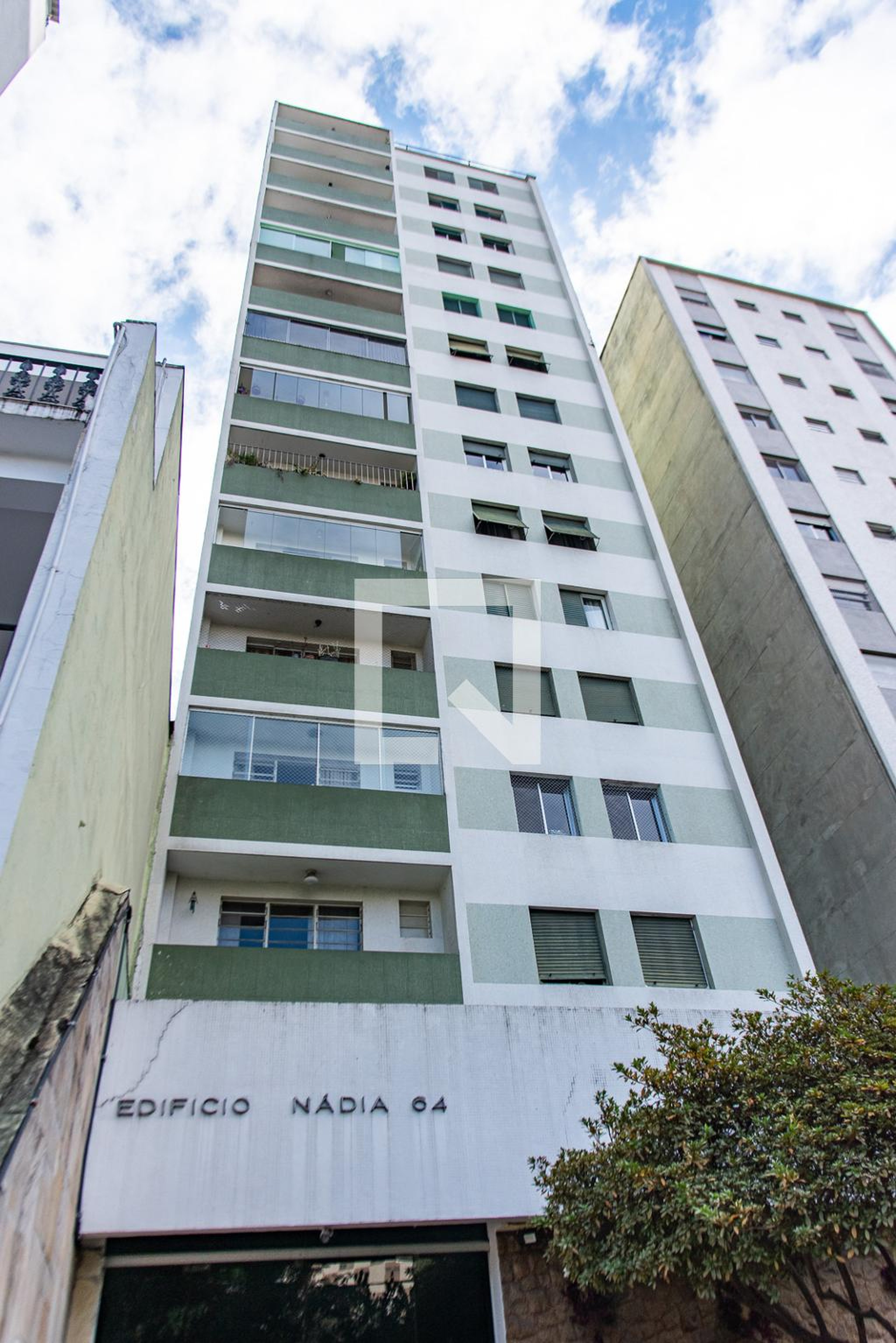 Fachada Condomínio em Rua Pires da Mota, 106