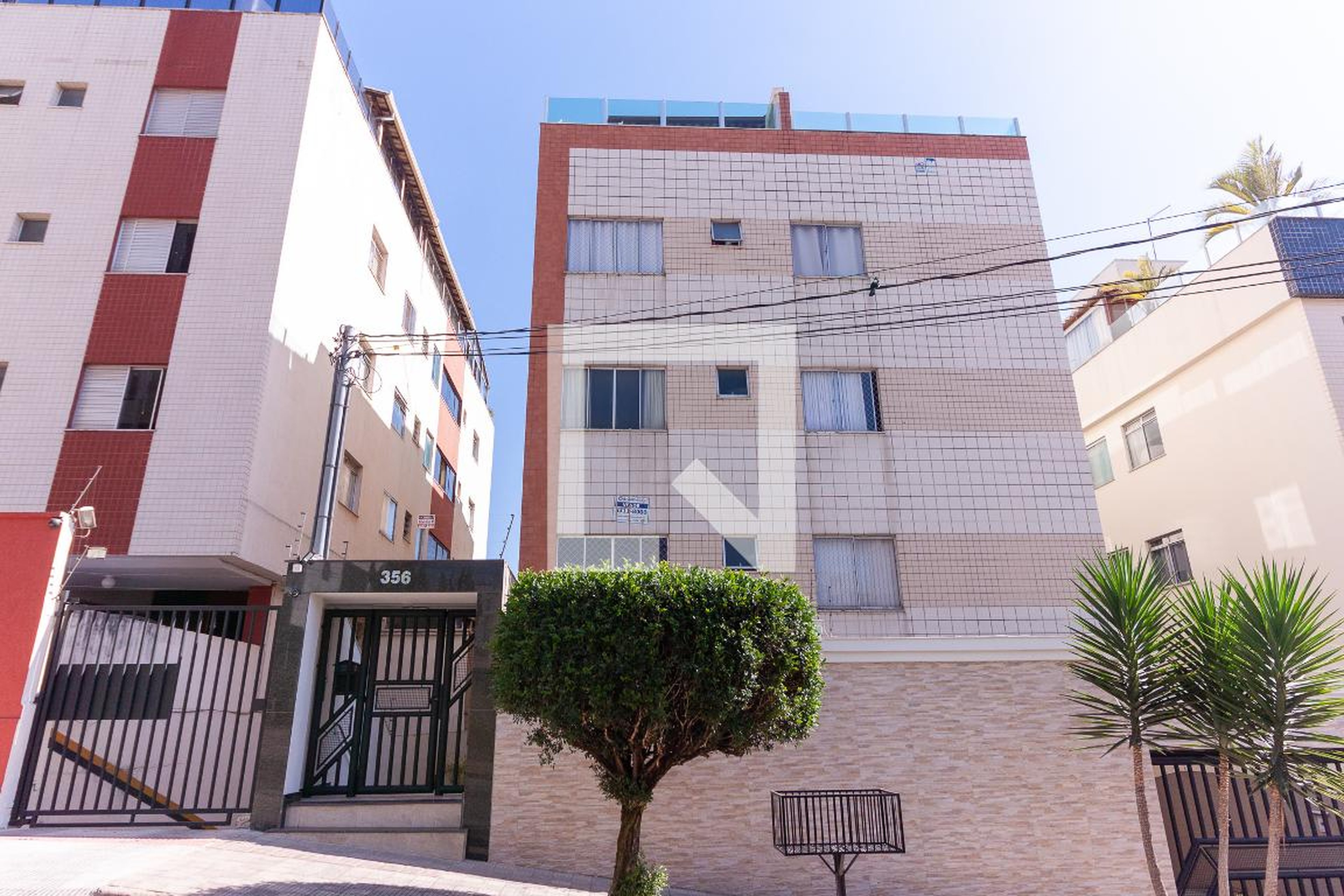 Fachada do Condomínio Condomínio em Rua Castelo de Guimarães, 356