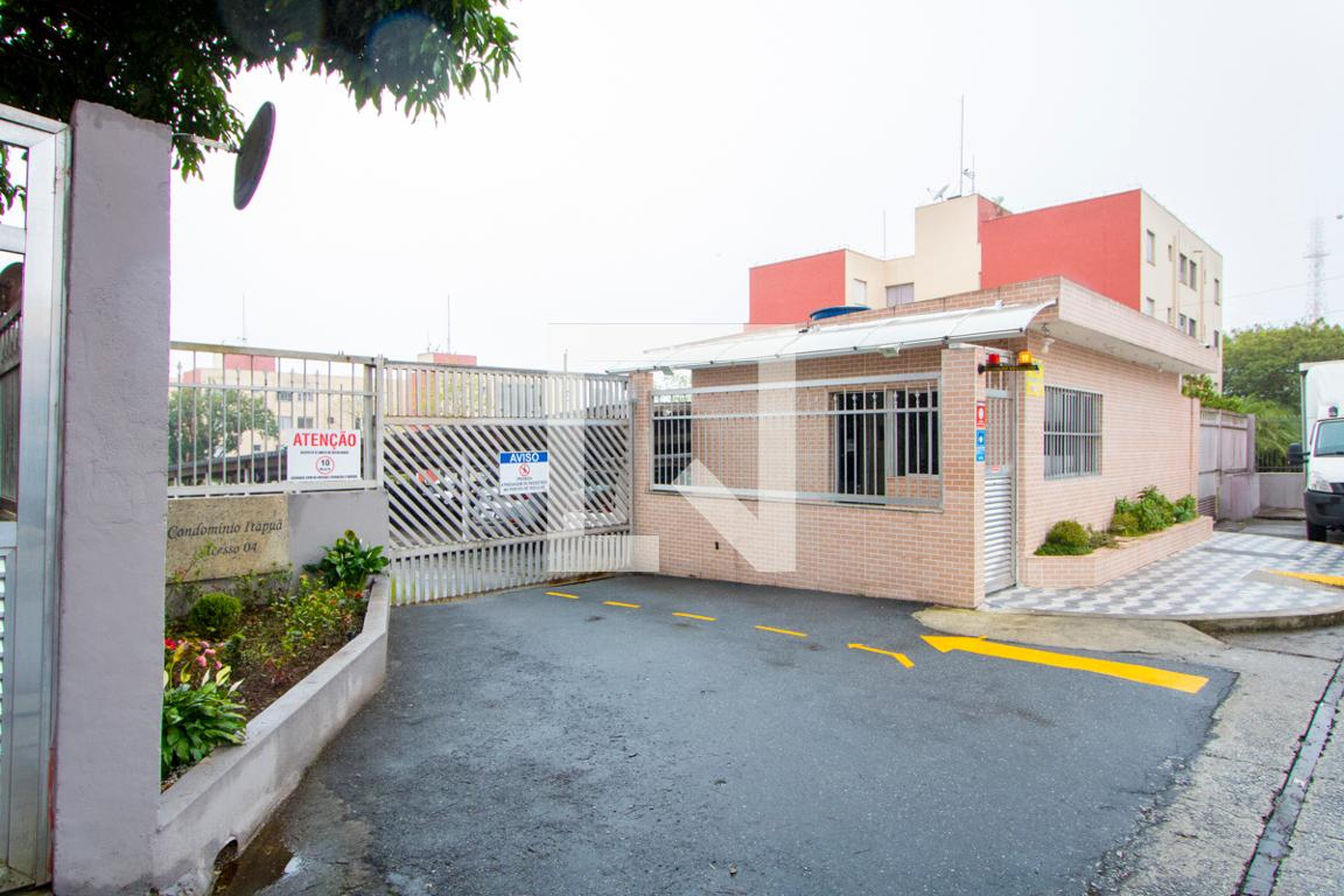 Fachada do Condomínio Condomínio em Rua Doutor Almenor Jardim Silveira, 27 acesso 4