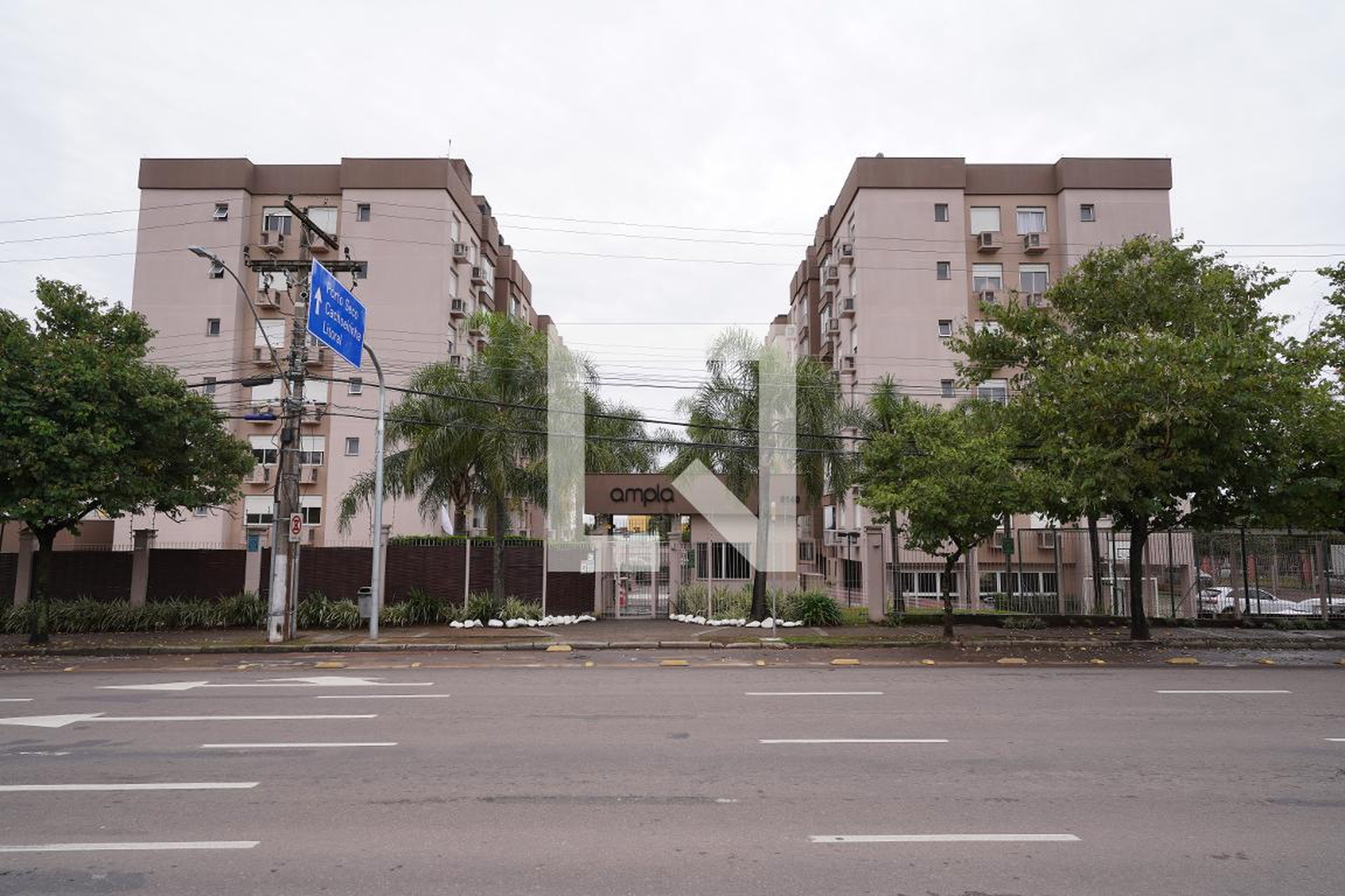 Fachada do Condomínio Edifício Residencial Ampla