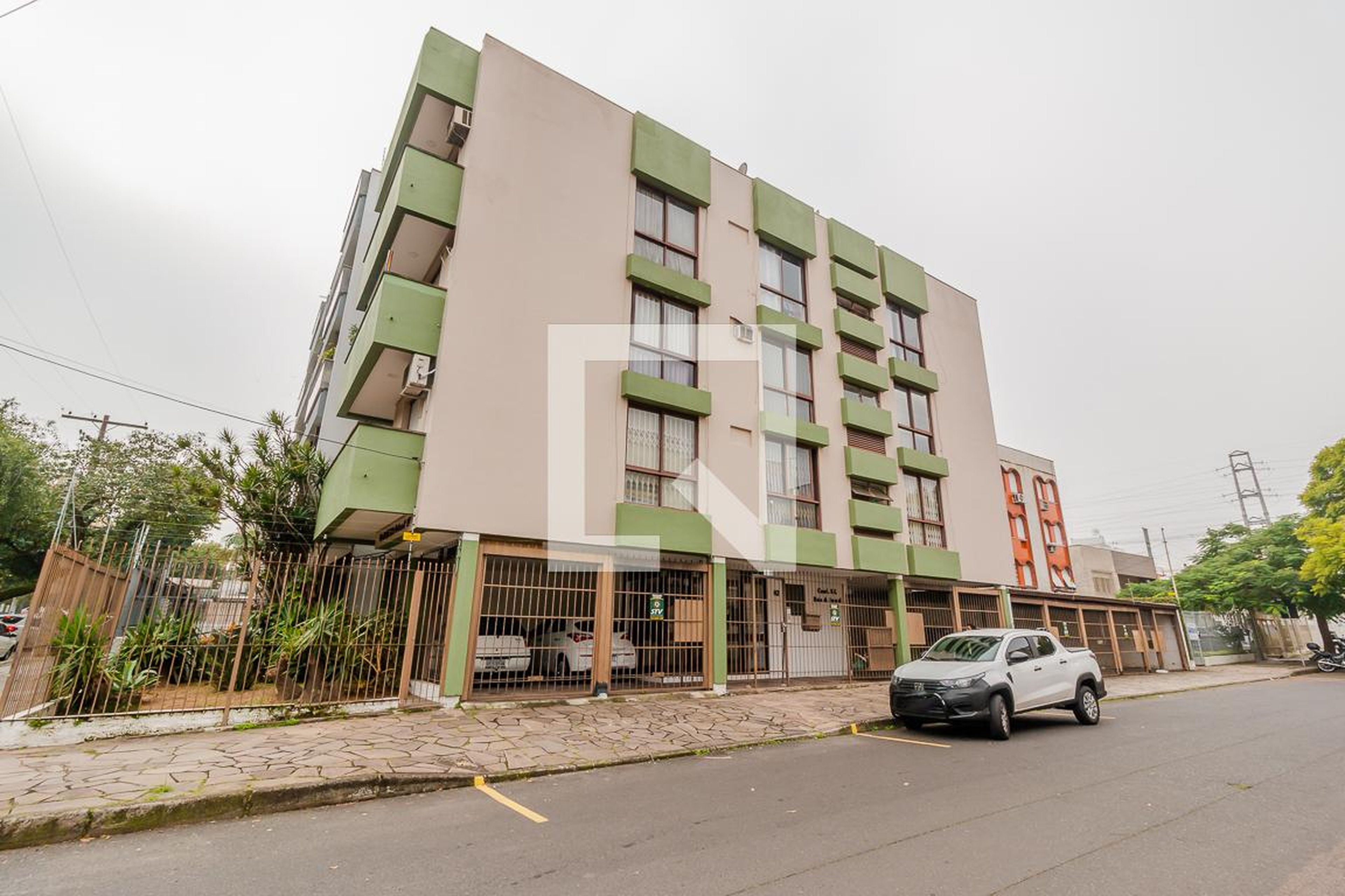 Fachada Condomínio em Rua Delegado Grant, 2