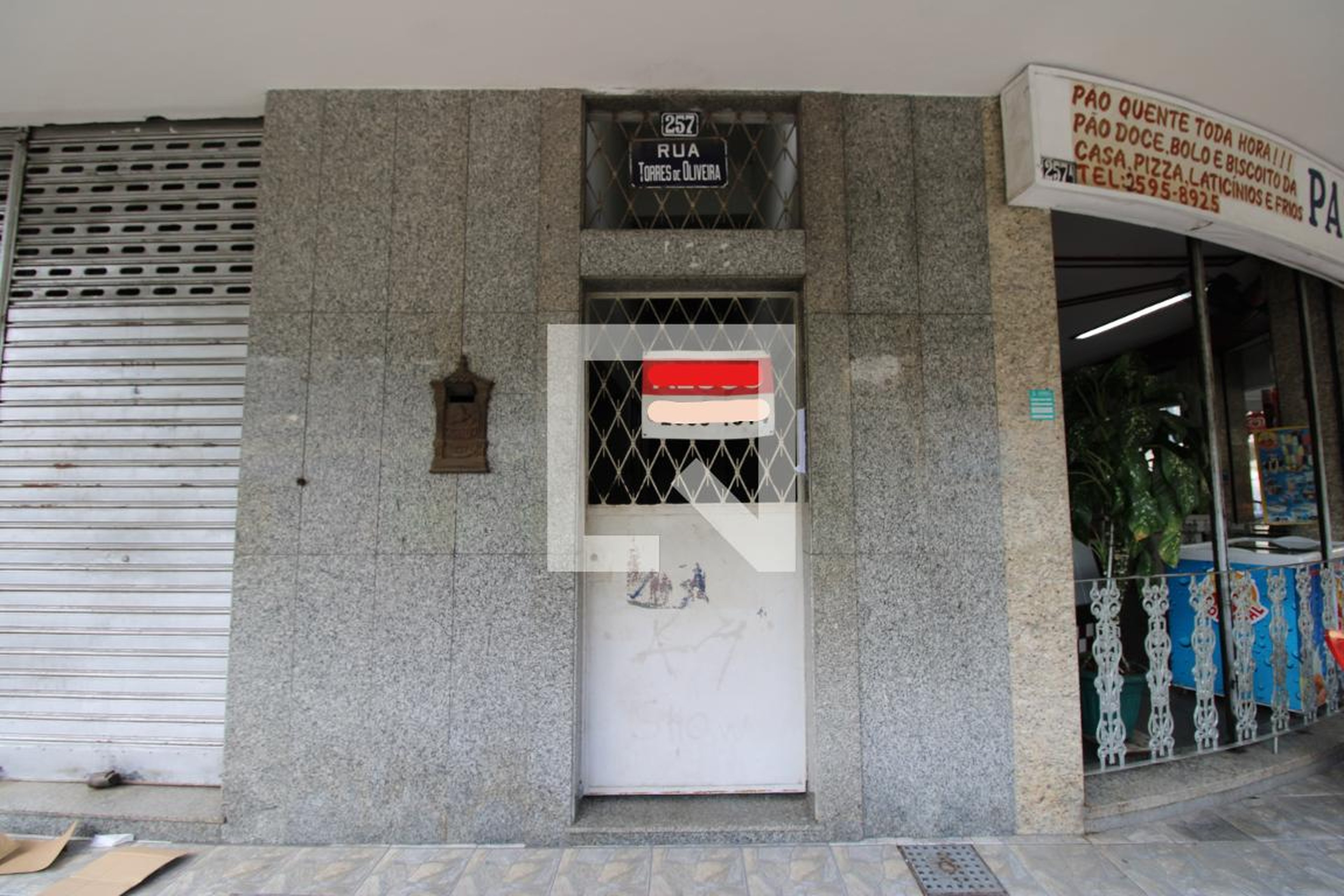 Fachada Condomínio em Rua Torres de Oliveira, 257