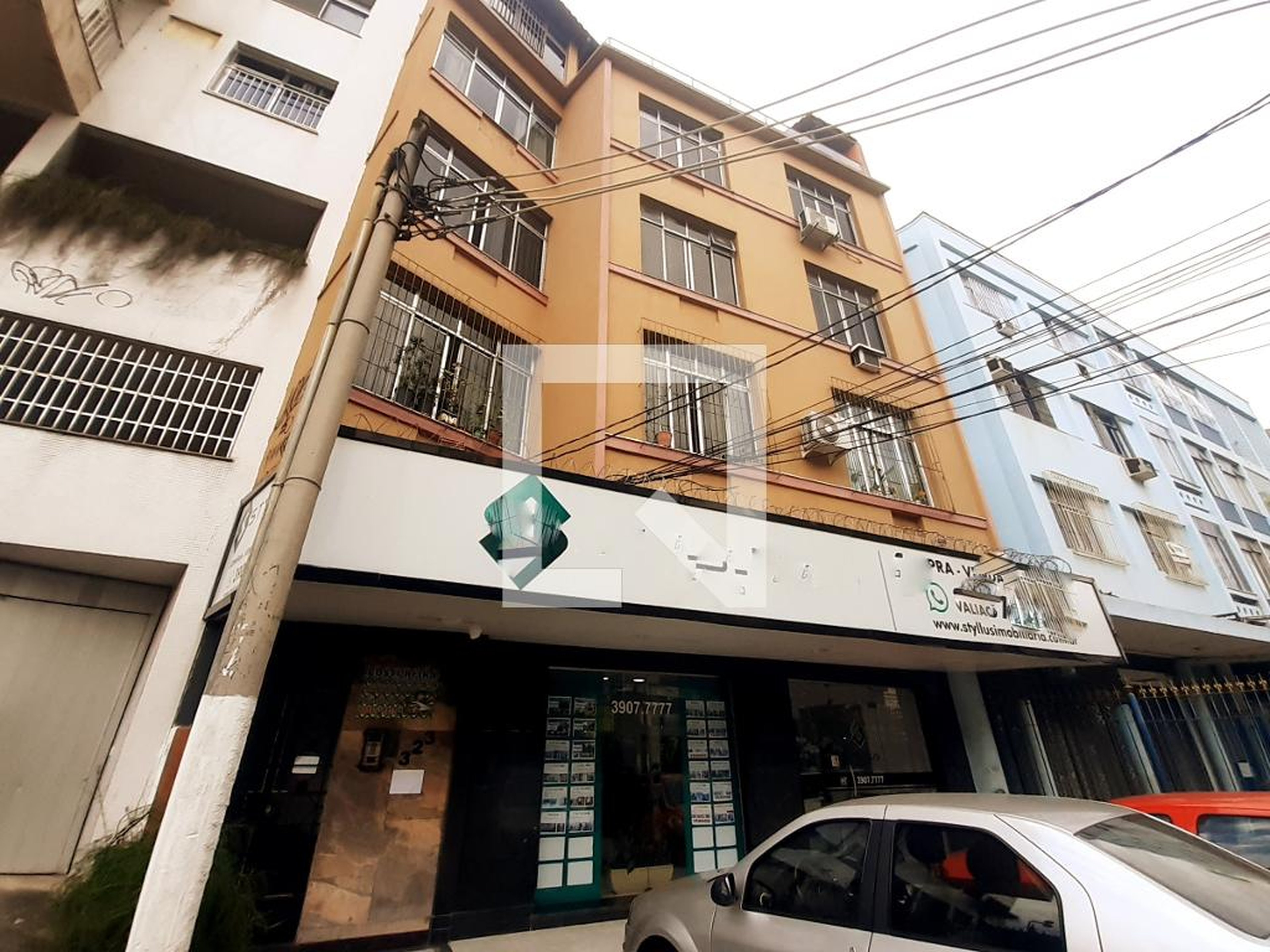 Fachada Condomínio em Rua Aristides Caire, 323