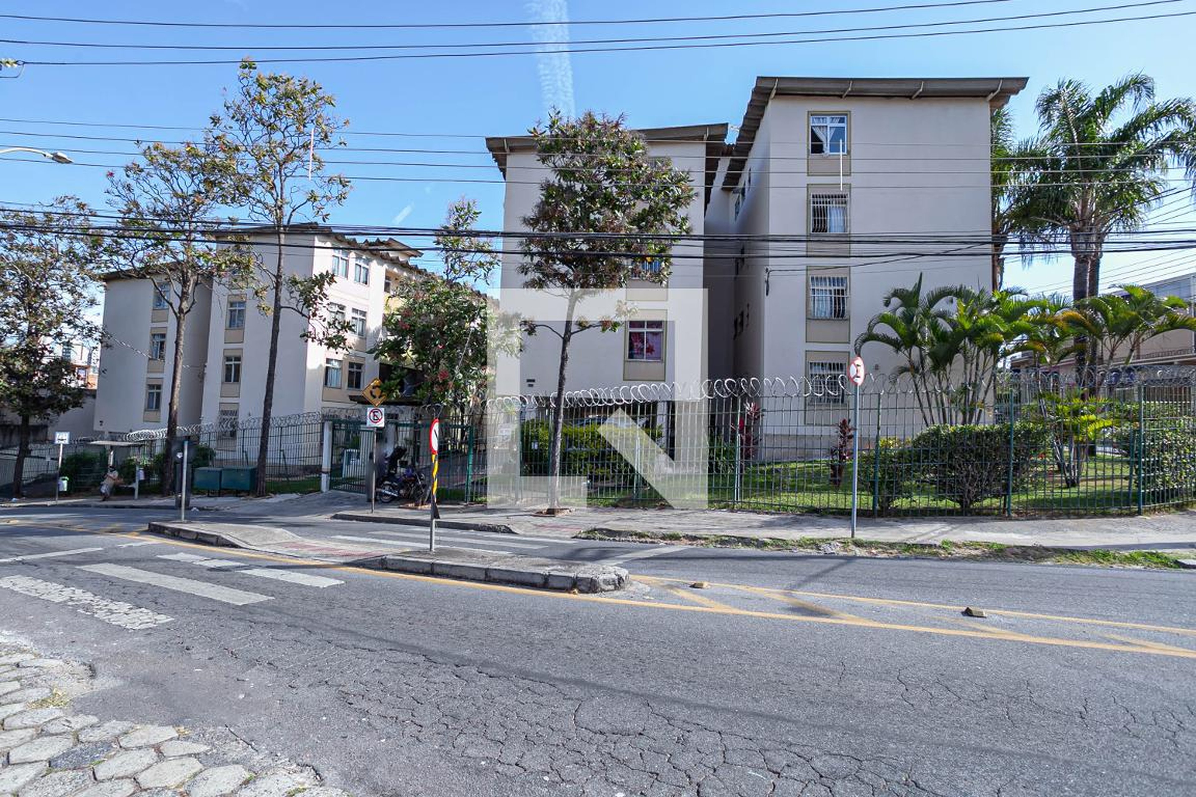 Fachada do condomínio Condomínio em Rua Paulo Piedade Campos, 25