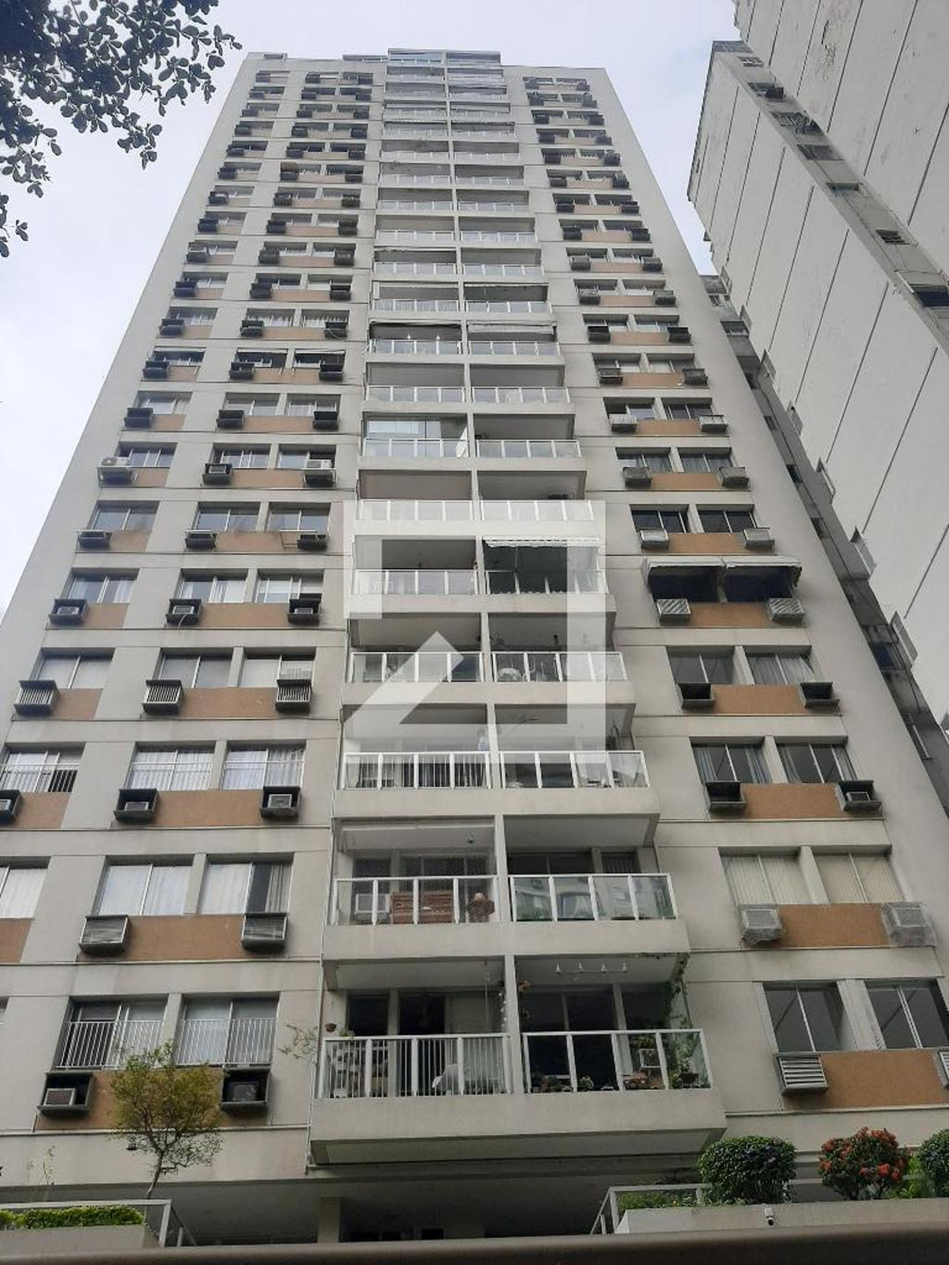 Fachada Condomínio em Rua Roberto Dias Lopes, 220