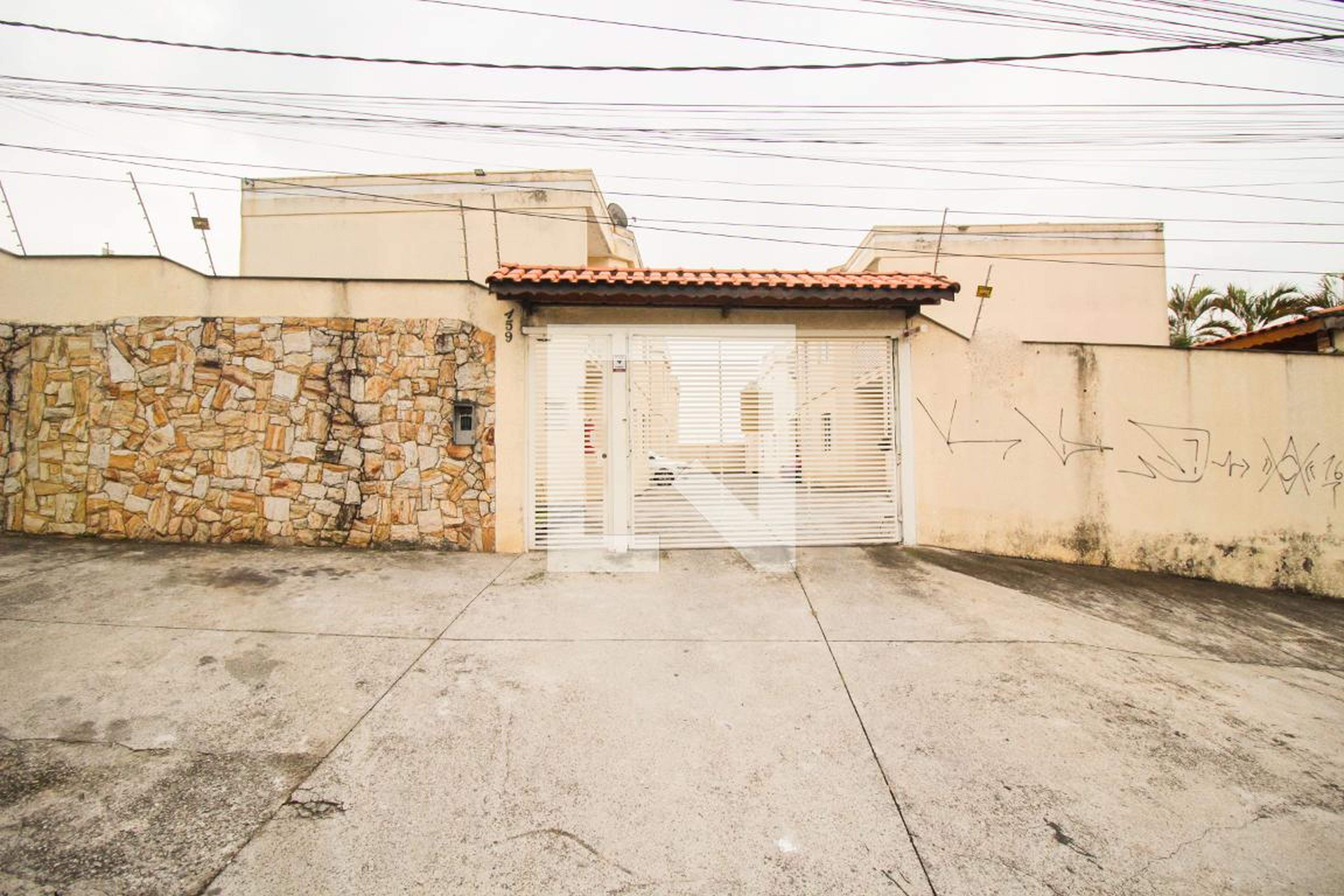 Fachada do Condomínio Condomínio em Avenida Antônio de Sousa Queiroz, 459