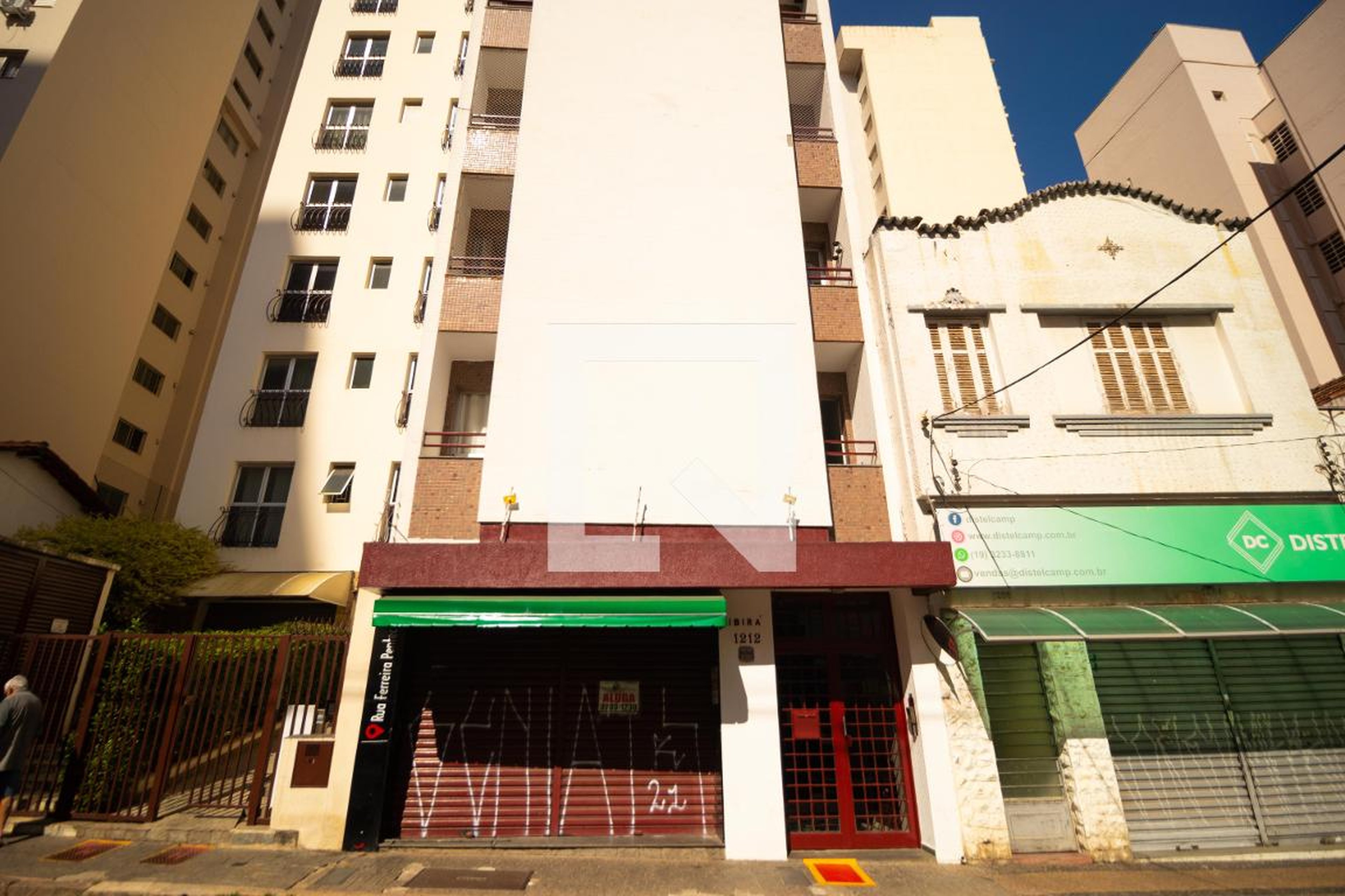 Fachada Condomínio em Rua Ferreira Penteado, 1212