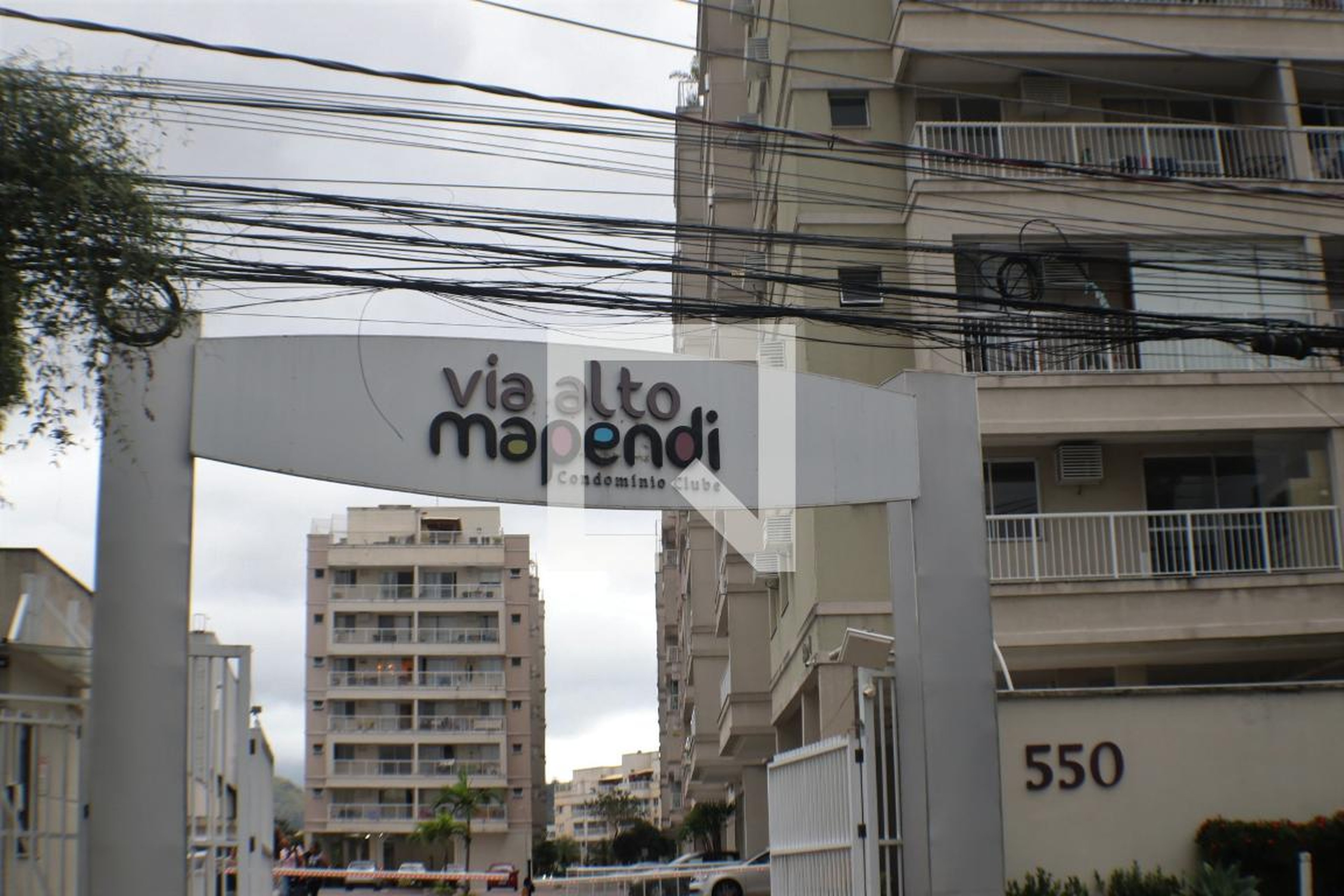 Fachada do Condomínio Edificio Via Alto Mapendi 1