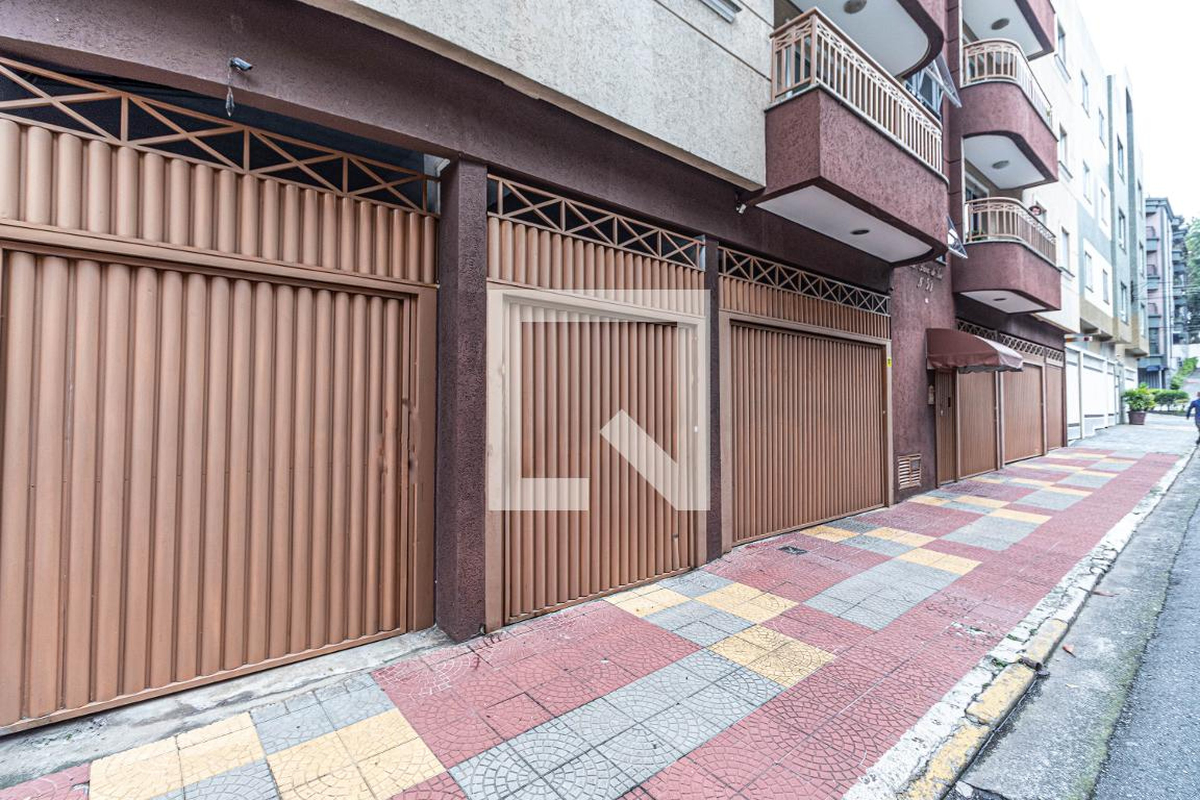 Fachada Condomínio em Rua Ângelo Aparecido Radim, 50