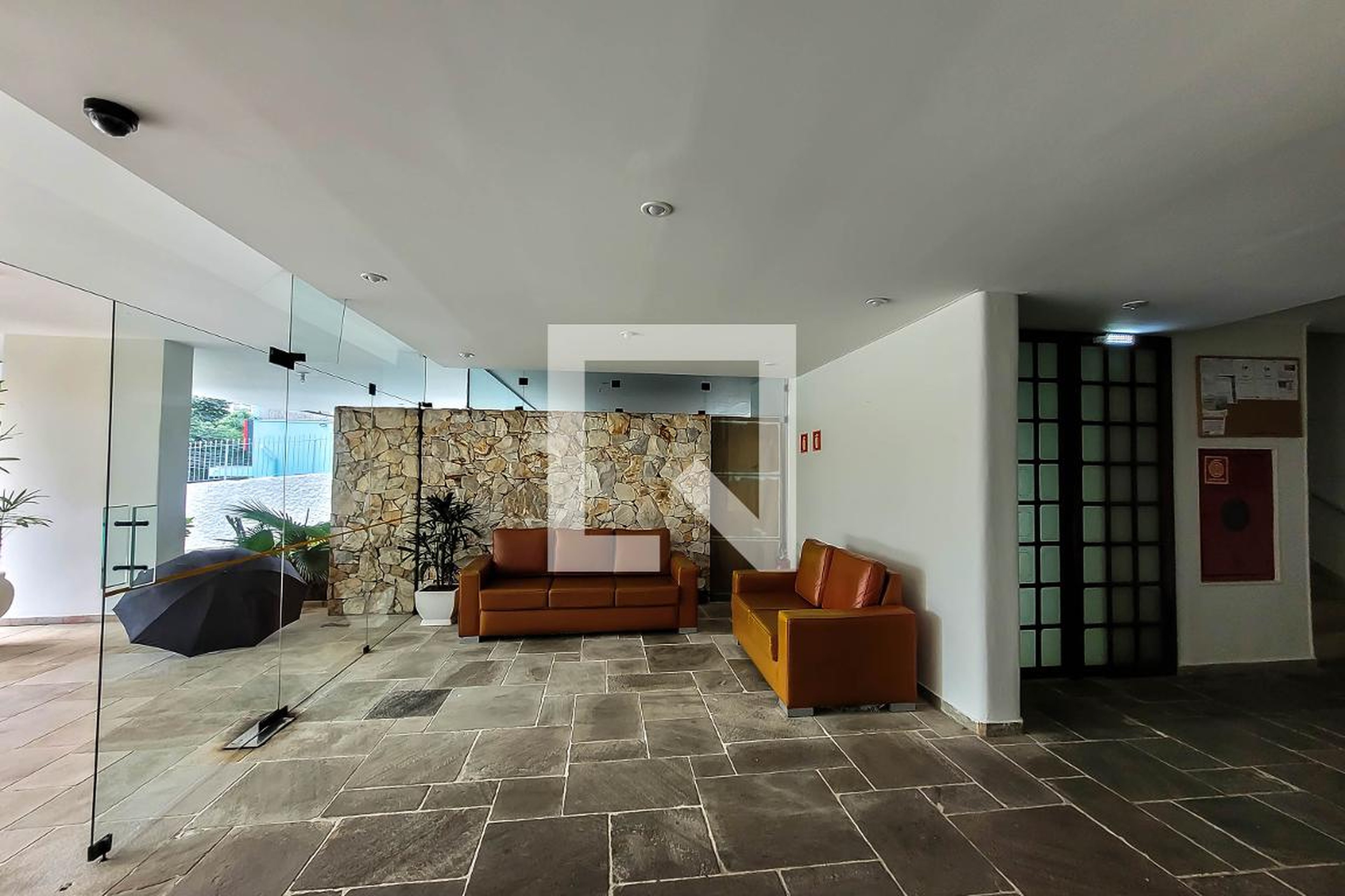 Hall - Débora Cristina