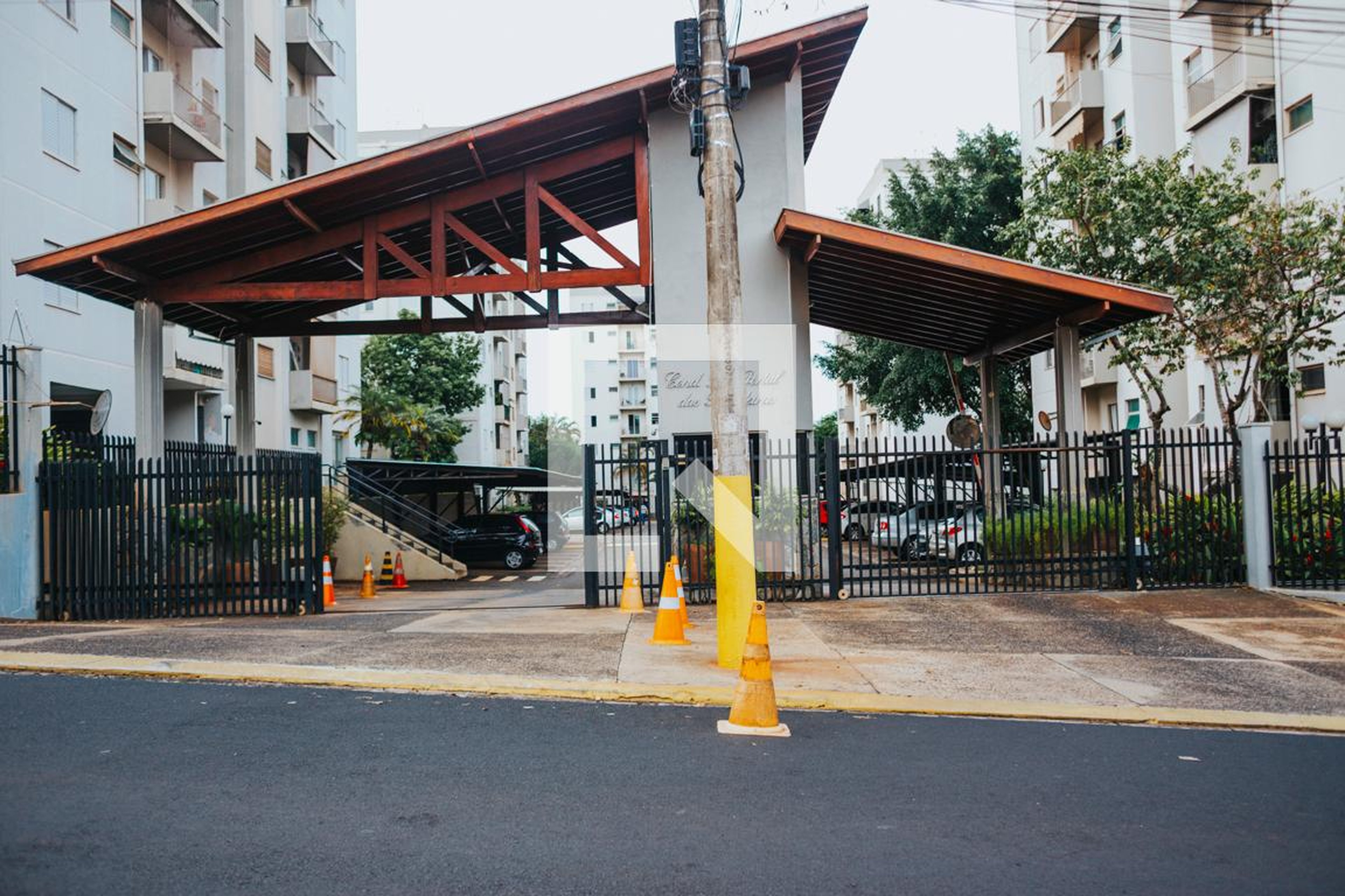 Fachada do Condomínio Condomínio Portal das Bandeiras