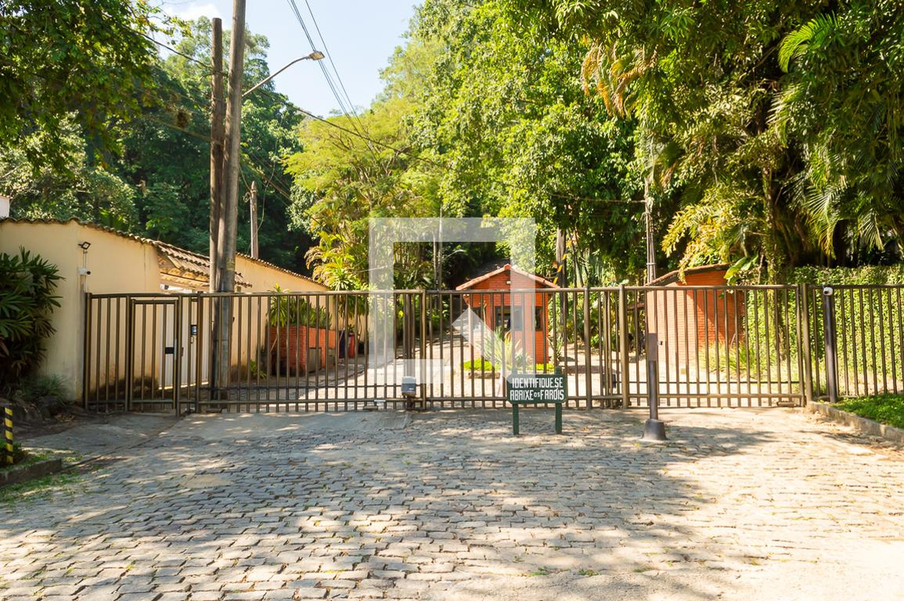 Fachada do Condomínio Condomínio Village das Pedras